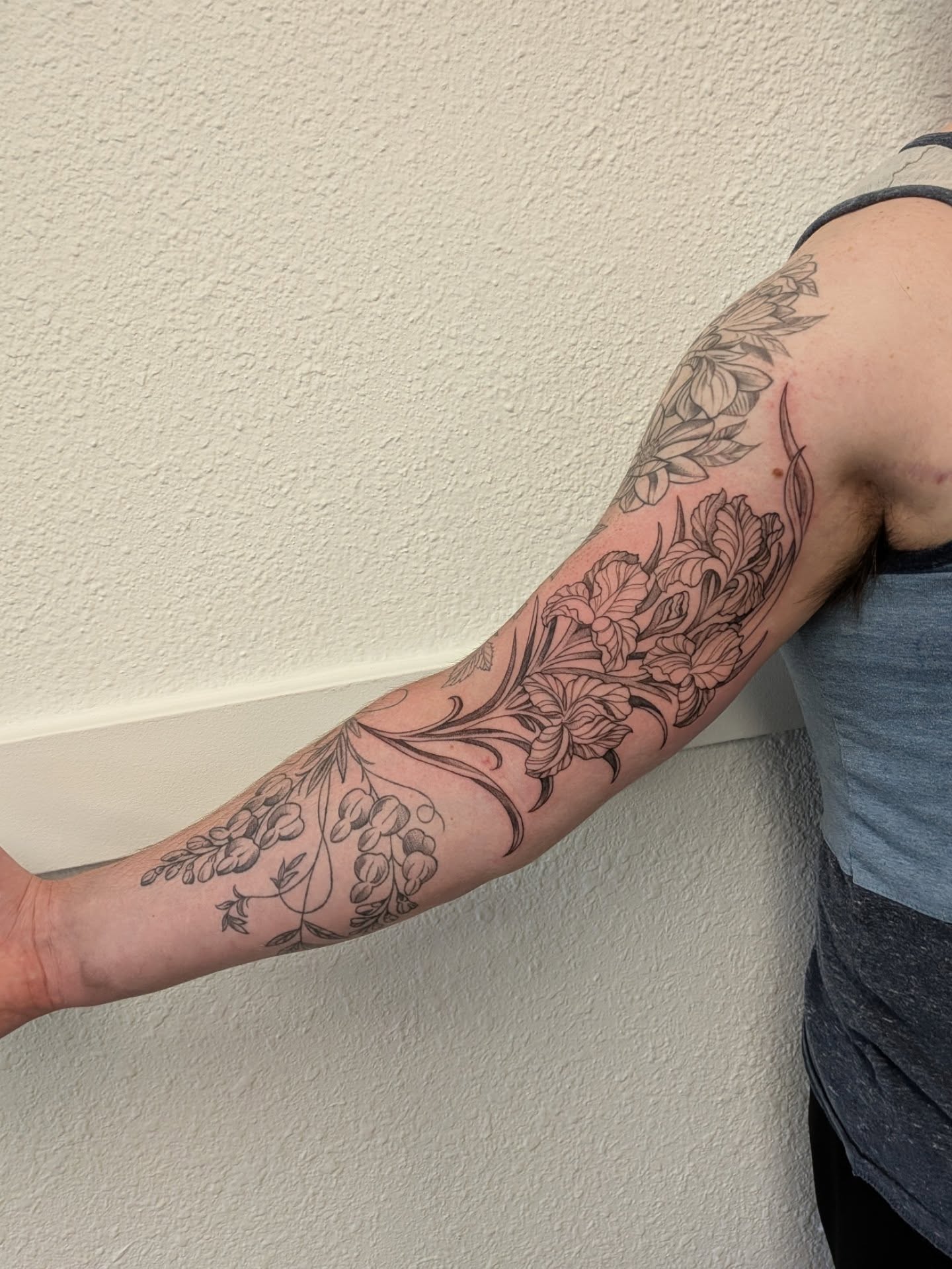 Floral bouquet black and grey tattoo on the forearm by Ana Cielo Dueñas🌿Fernewt🌿Tattoo Artist🌿