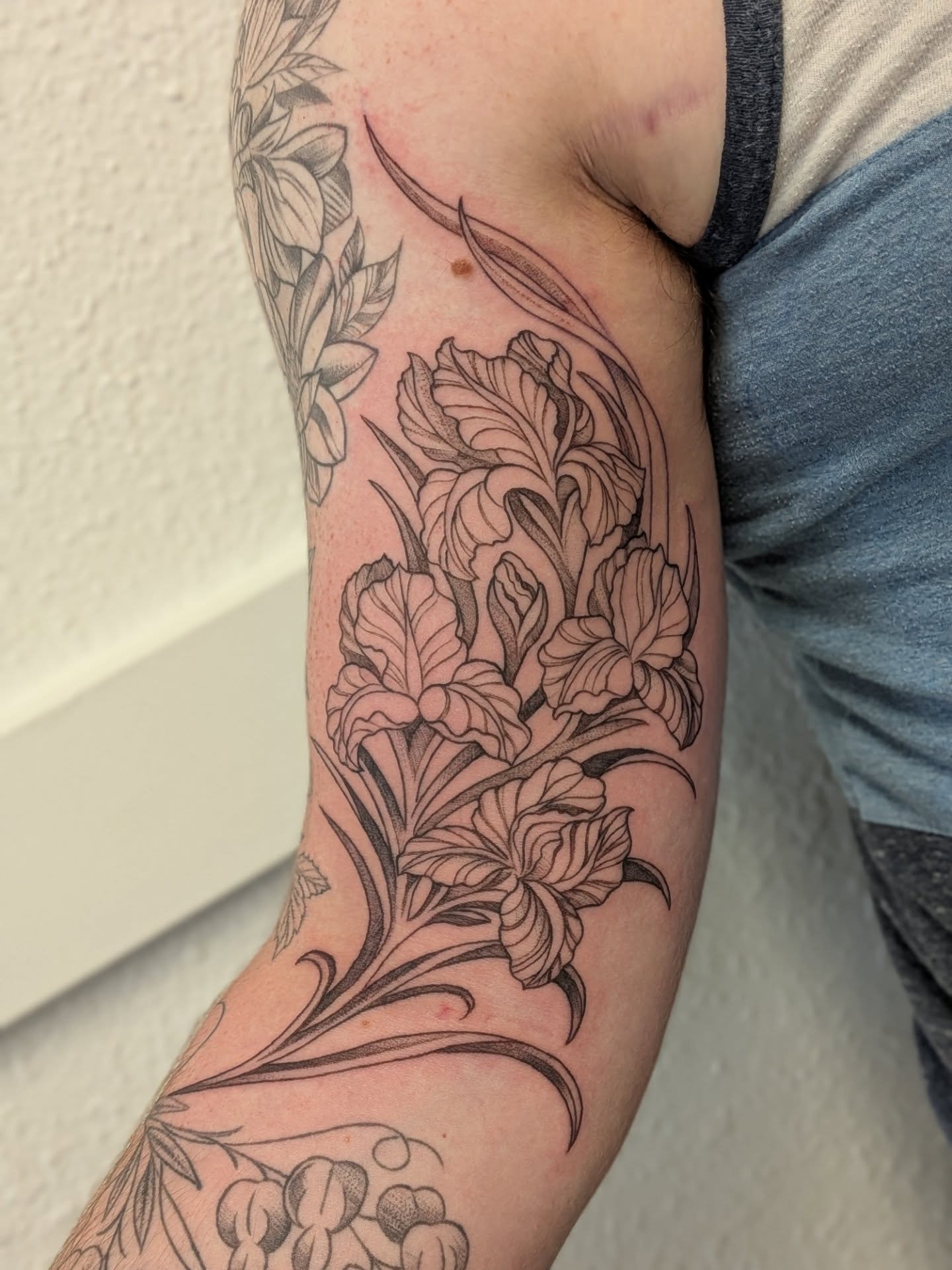 Tattoo by @fernewt — black_and_grey