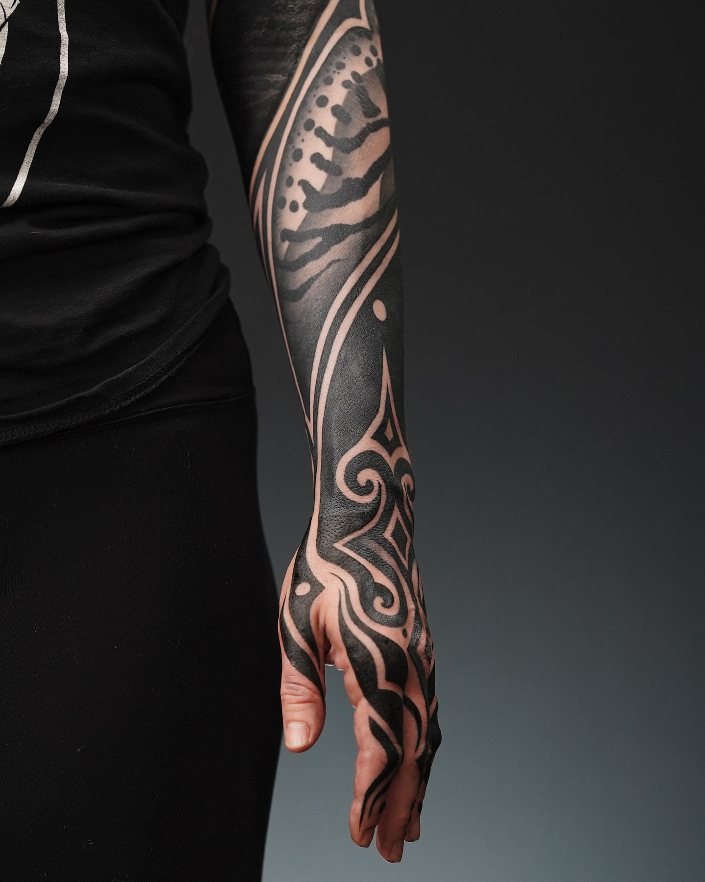 Tribal pattern tribal tattoo on the upper arm by Katie Mizuno, Berkeley, California