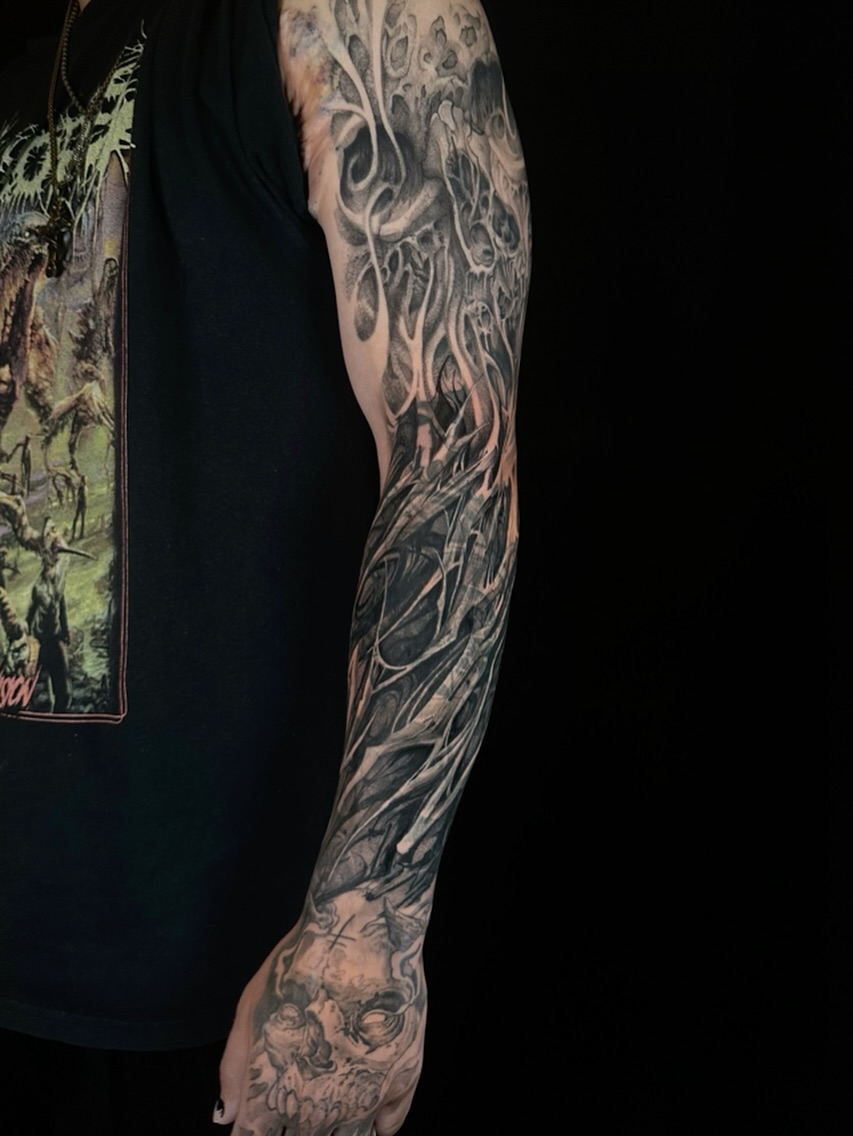 Root-like structure dark realism tattoo on the upper arm by Vince Lau