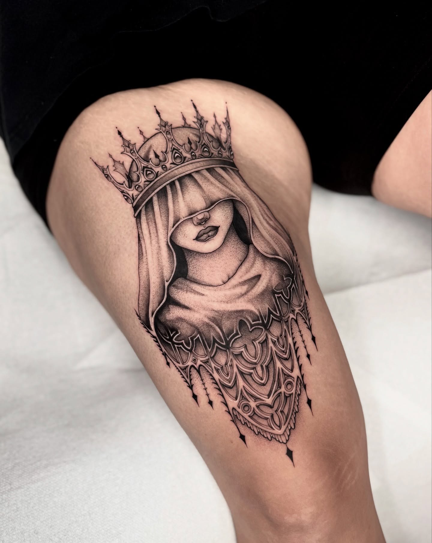 Royal woman realism tattoo on the thigh by Kathryn Semus