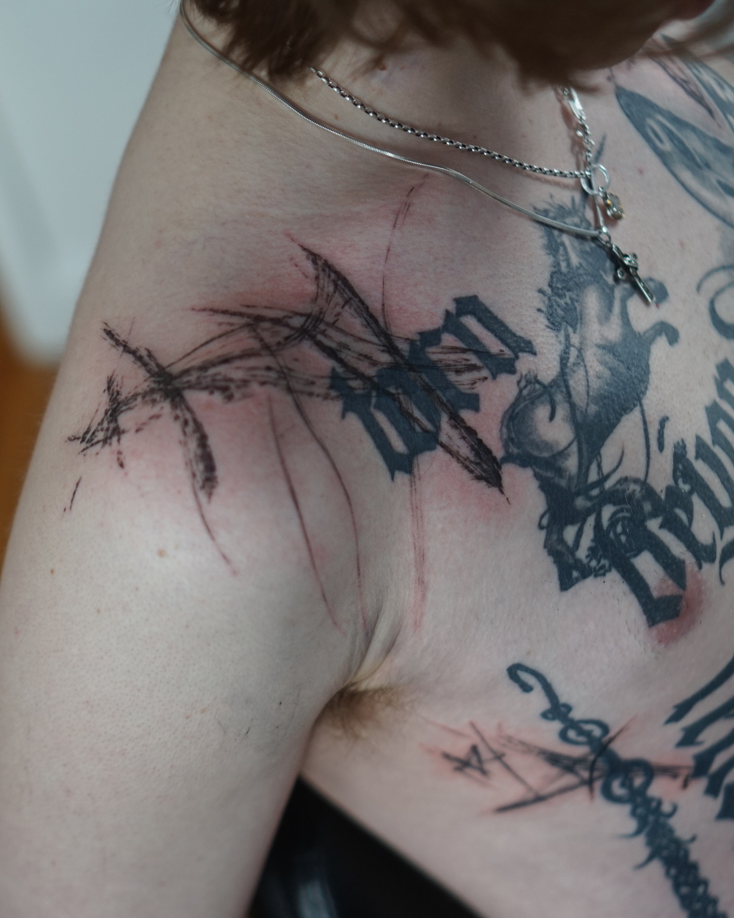 Barbed wire black and grey tattoo on the shoulder by Young one 영원