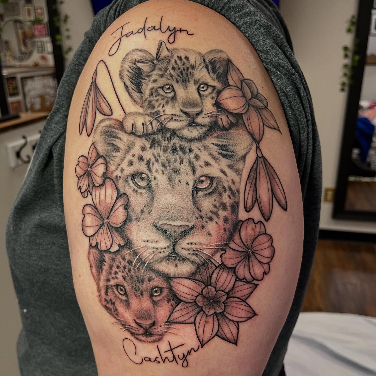 Tattoo by @ellmackk — realism, dotwork