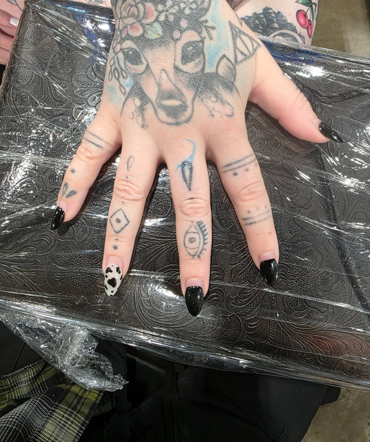 Skull dotwork tattoo on the hand by Claudia Isabel Roman, El Paso, Texas