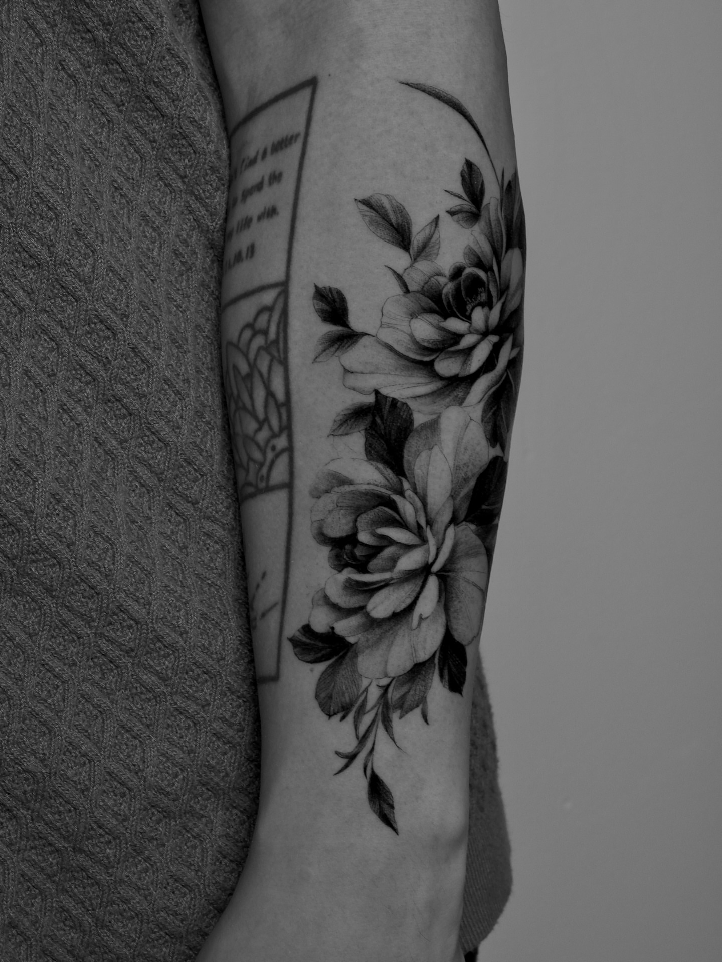 Flowers realism tattoo on the forearm by Ninna