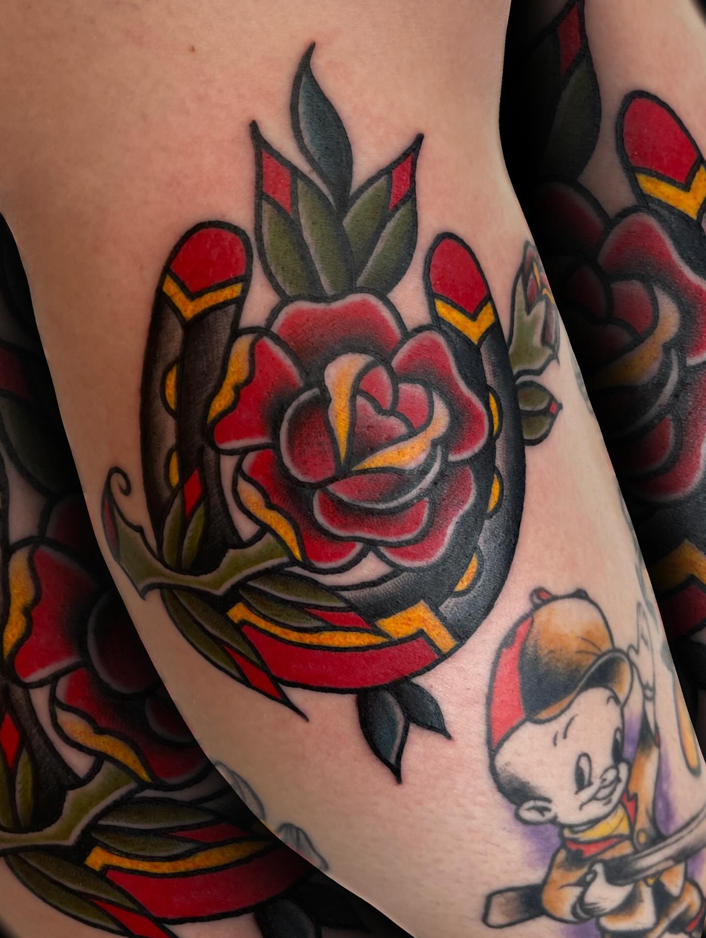 Rose American traditional tattoo on the thigh by ᴄʜʀɪs ᴀᴠᴇʀᴀ