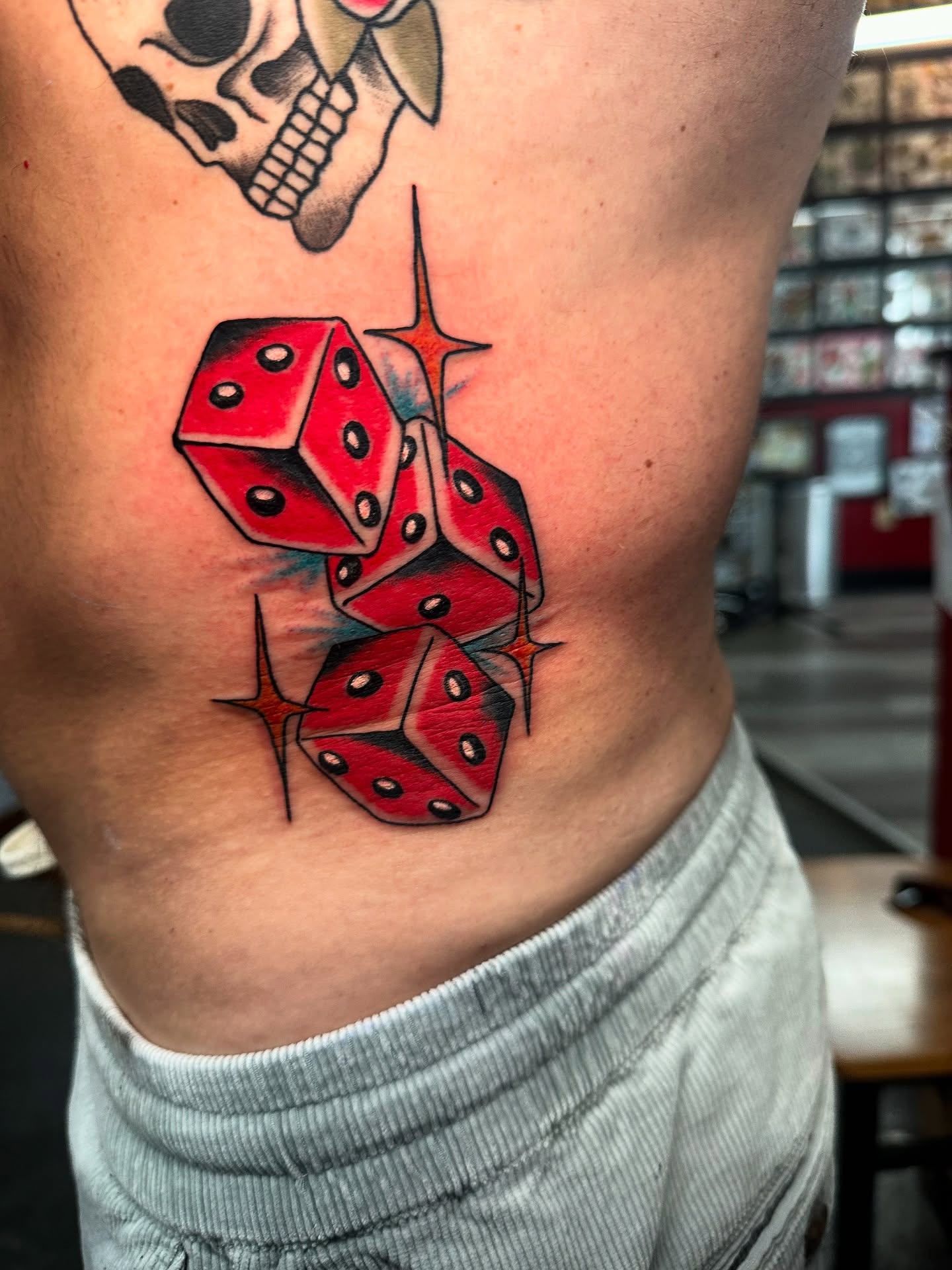 Red dice American traditional tattoo on the ribs by 🕸🎚 𝑺𝑨𝑵𝑻𝑰 𝑺𝑬𝑽𝑬𝑵𝑺 🎚🕸🇫🇯