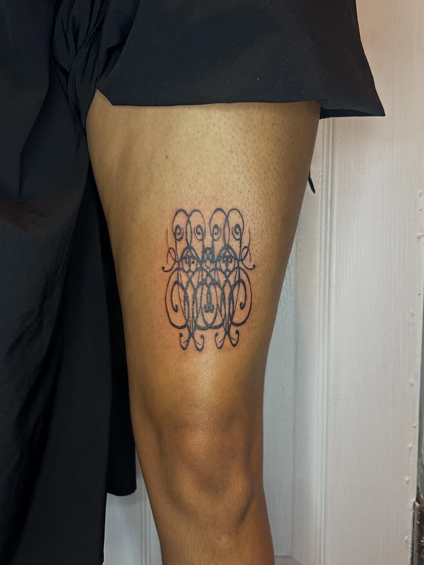Abstract design black and grey tattoo on the thigh by (isa)ac ૮₍ ˃̵ࡇ˂̵ ₎ა