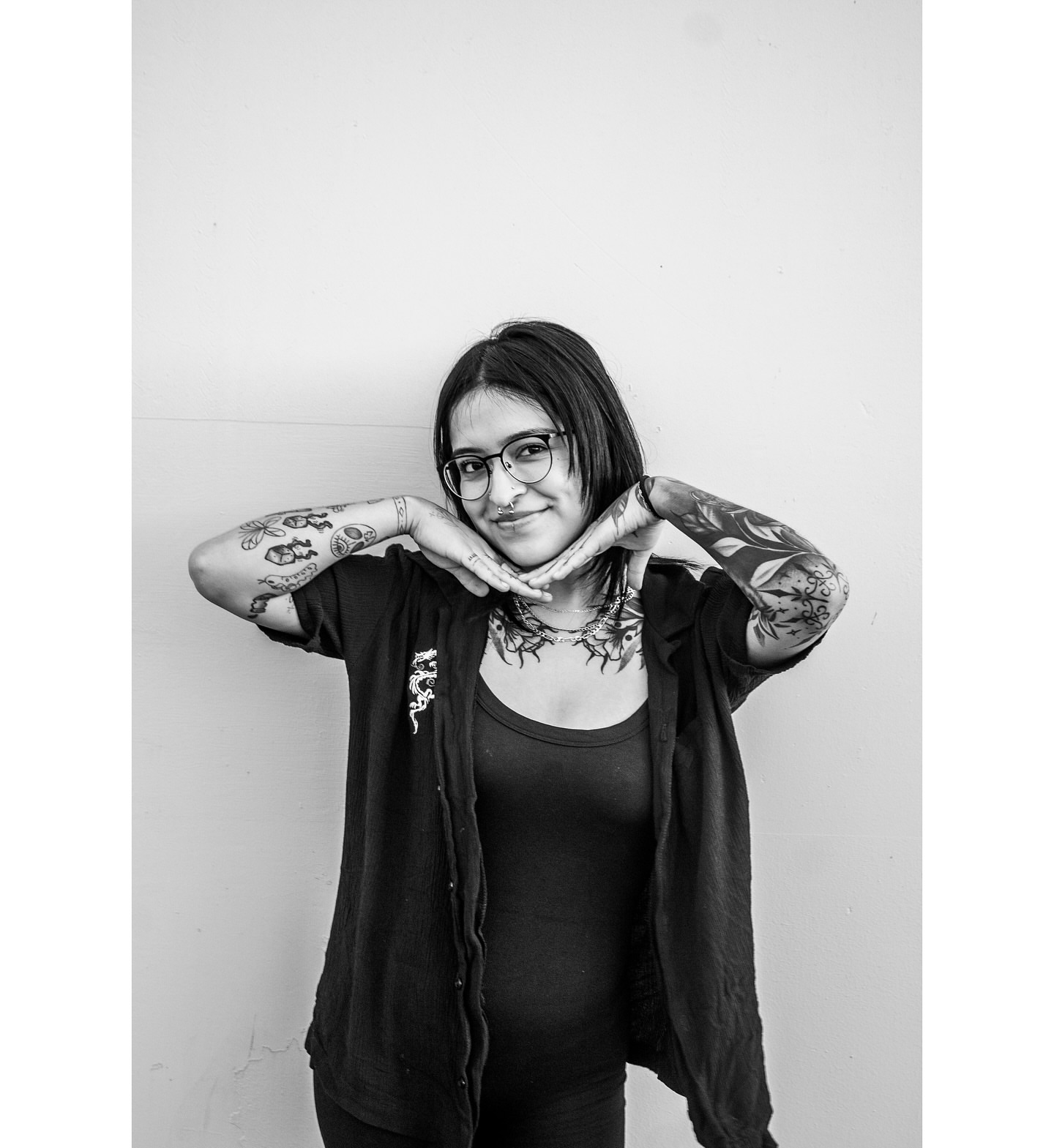 Tattooed hands black and grey tattoo on the upper arm by 𝙰𝚛𝚕𝚒𝚗𝚐𝚝𝚘𝚗 𝚃𝚊𝚝𝚝𝚘𝚘 𝙰𝚛𝚝𝚒𝚜𝚝 ✴︎ 𝚝𝚊𝚝𝚜𝚇𝚟𝚊𝚕