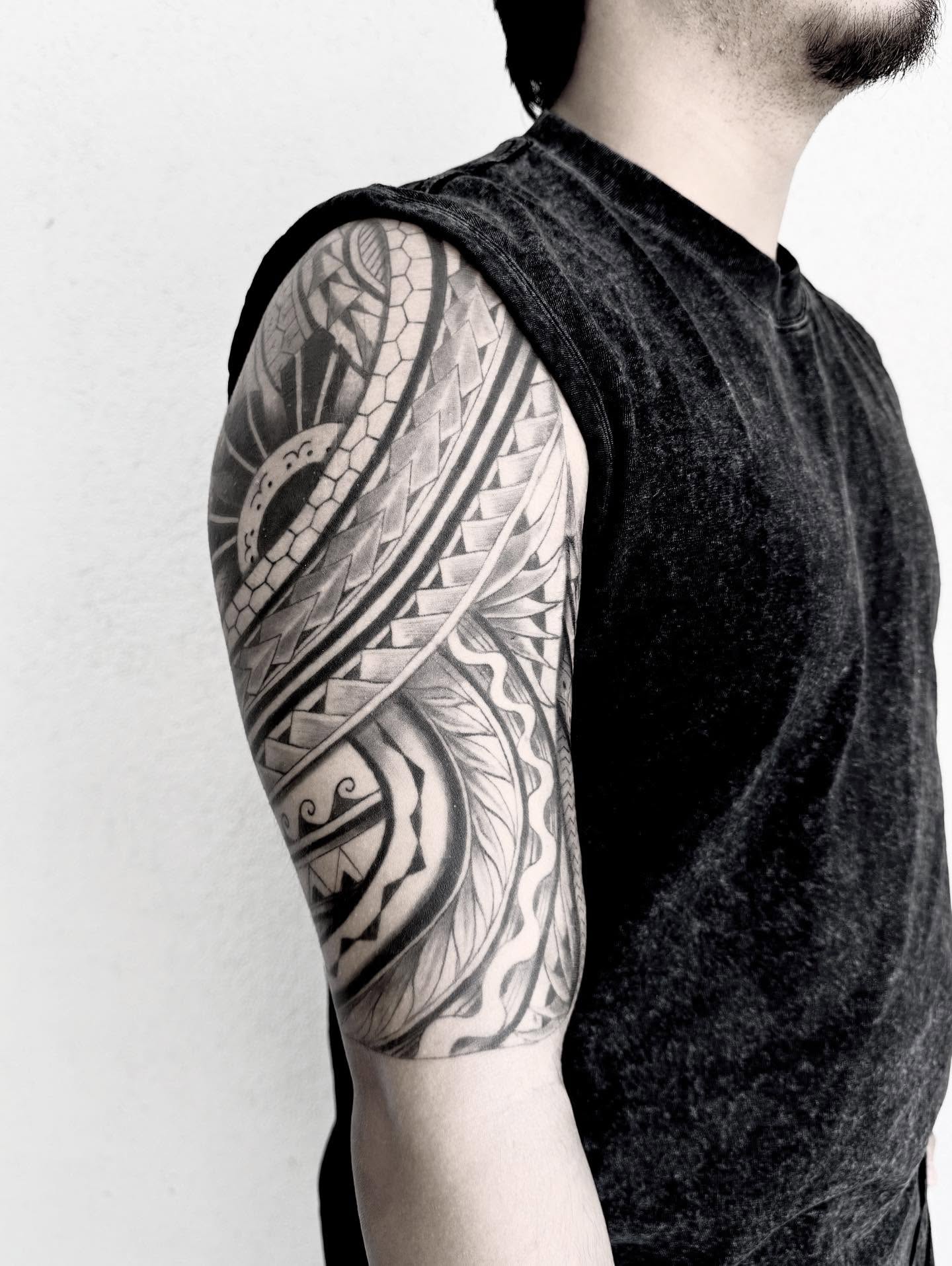 Tribal pattern tribal tattoo on the upper arm by Healoha “Lindelle” Kamanu