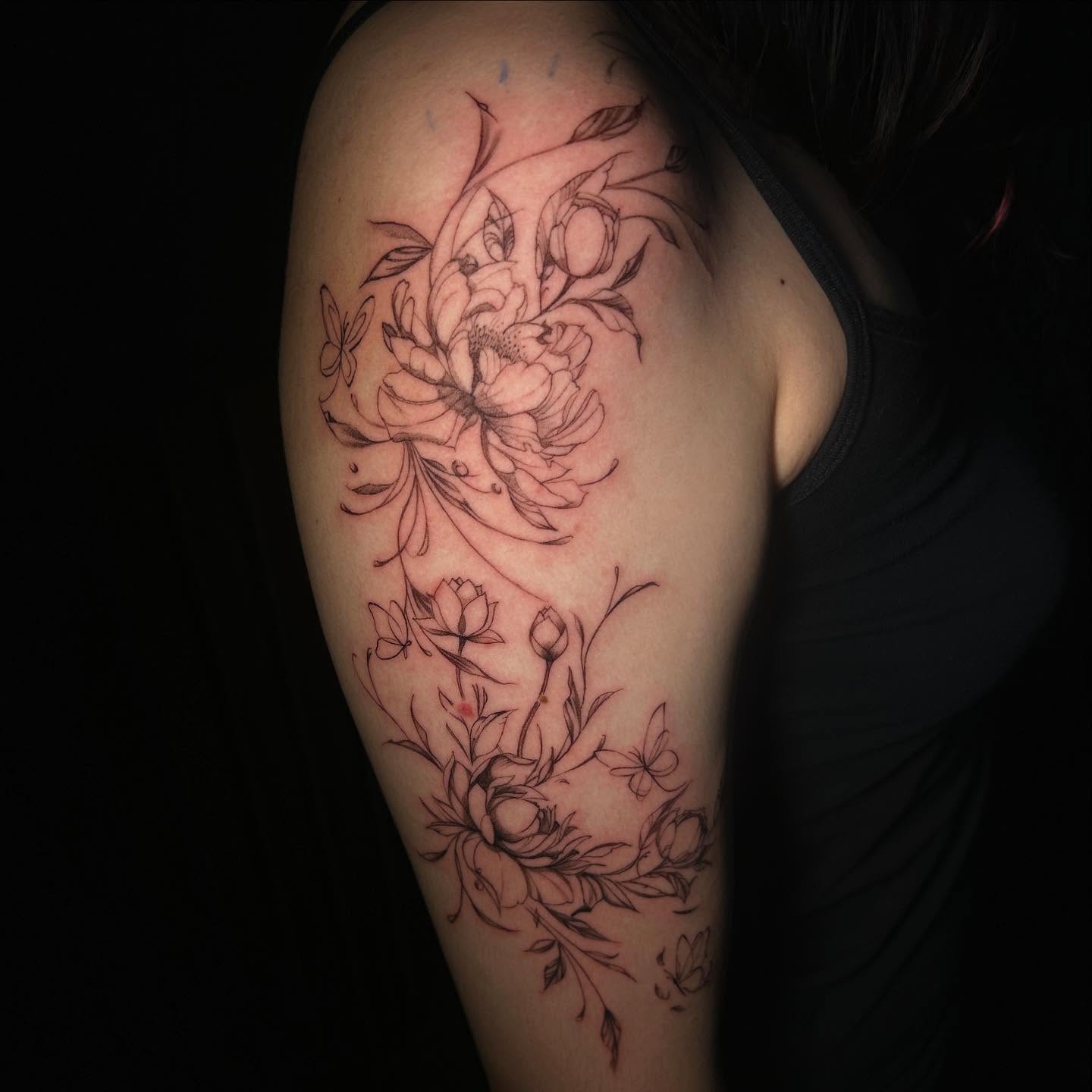 Floral bouquet black and grey tattoo on the shoulder by J