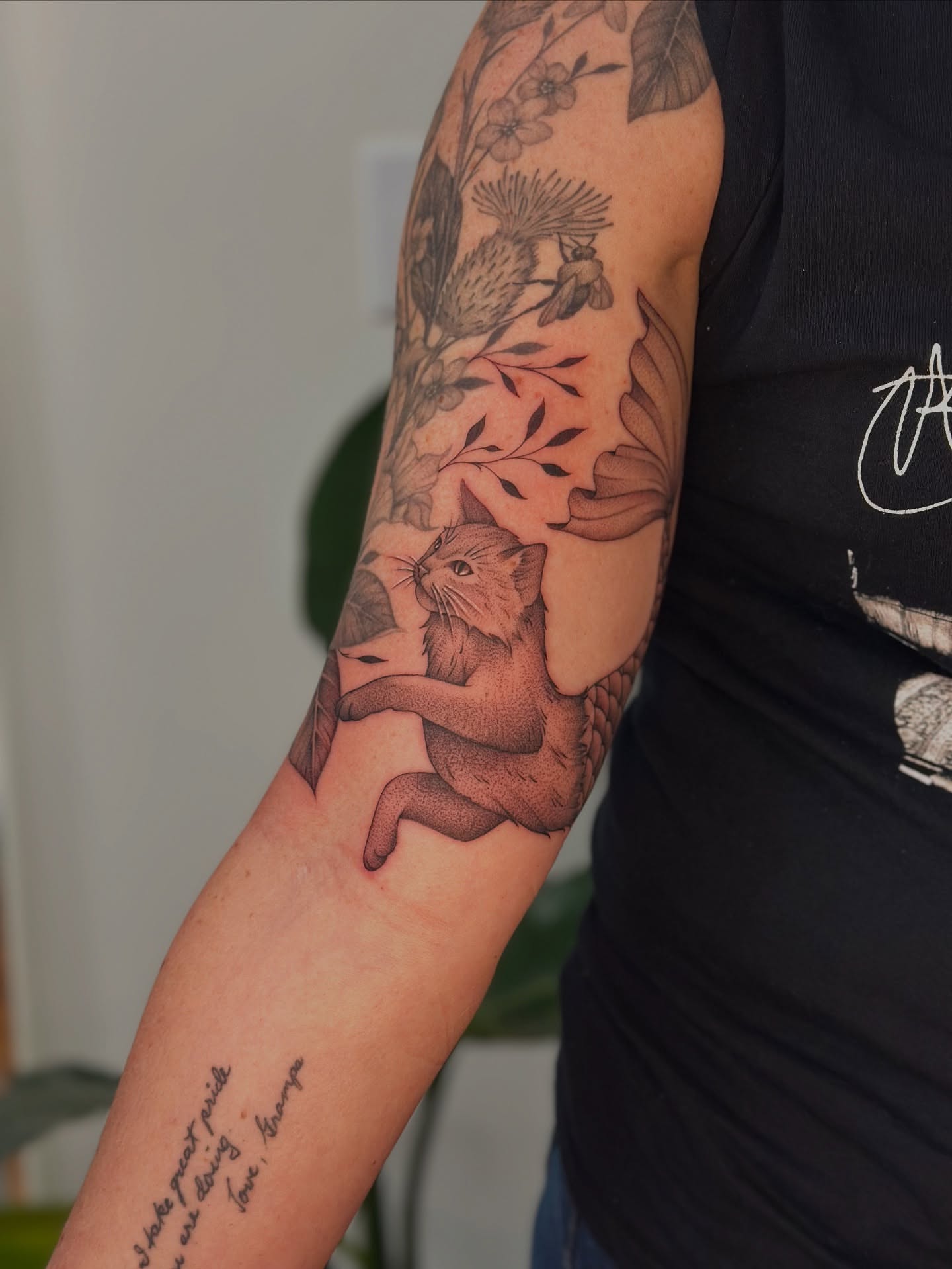Cat and floral realism tattoo on the forearm by ๐
๐๐๐๐๐ ๐๐๐๐๐๐