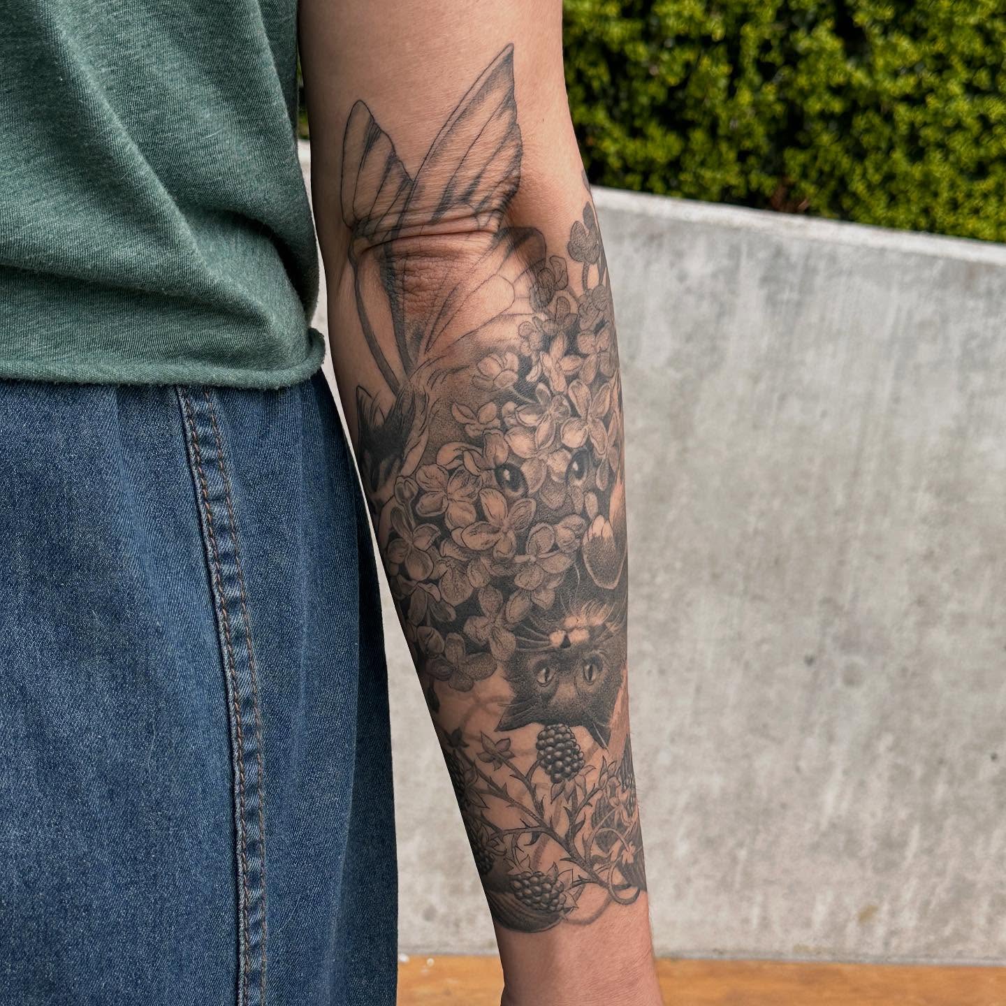 Owl and flowers black and grey tattoo on the forearm by ɪᴍᴏɢᴇɴ 🏳️🌈 sᴇᴀᴛᴛʟᴇ ᴛᴀᴛᴛᴏᴏ ᴀʀᴛɪsᴛ, Seattle, Washington