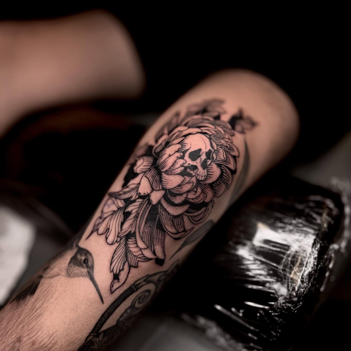 Skull and floral realism tattoo on the forearm by 𝐋𝐢𝐬𝐚 𝐊𝐨𝐫𝐳𝐞𝐧𝐨𝐰𝐬𝐤𝐢