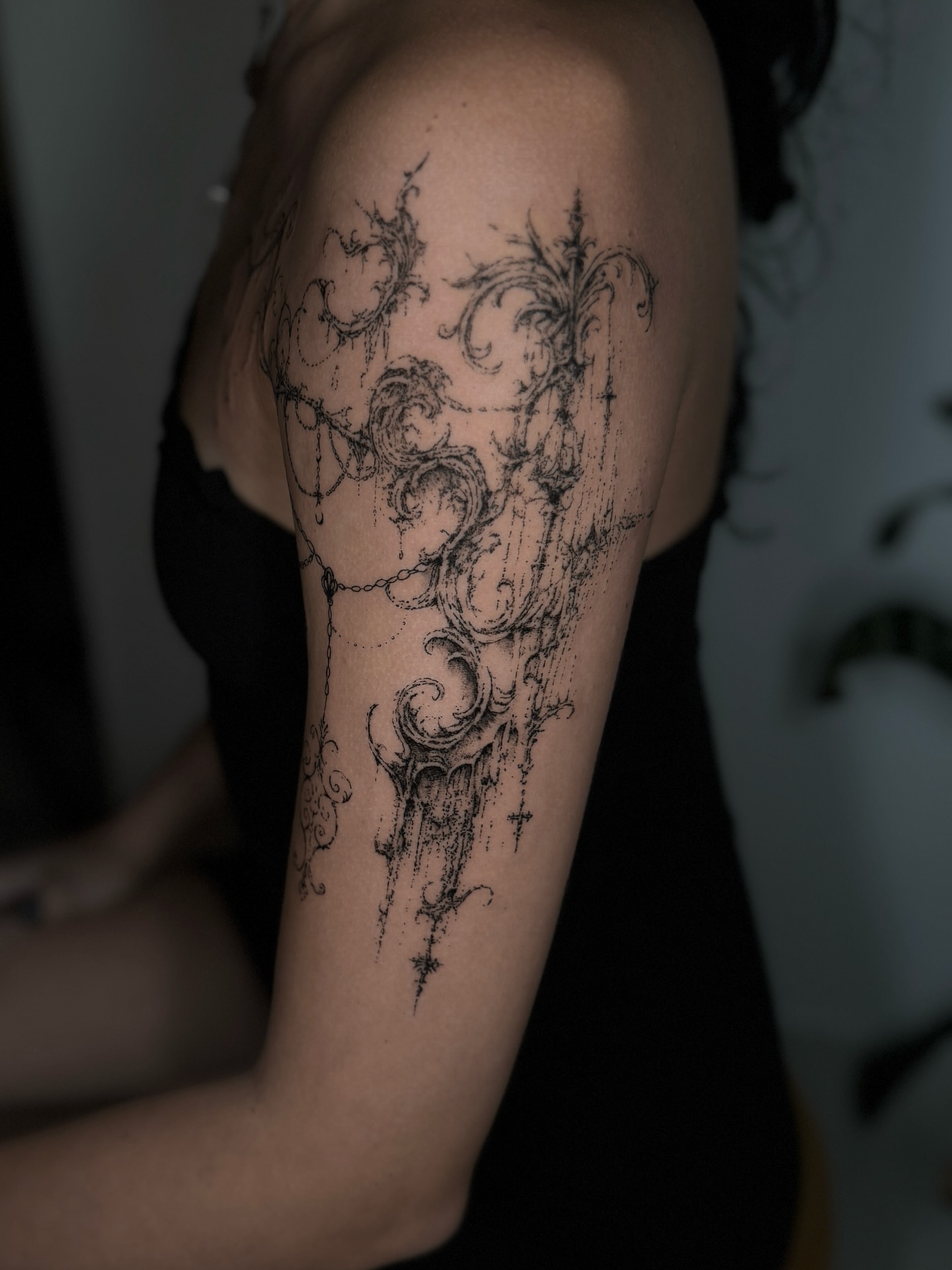 Scrollwork ornamental tattoo on the upper arm by Cybersigilism & Fineline Blackwork