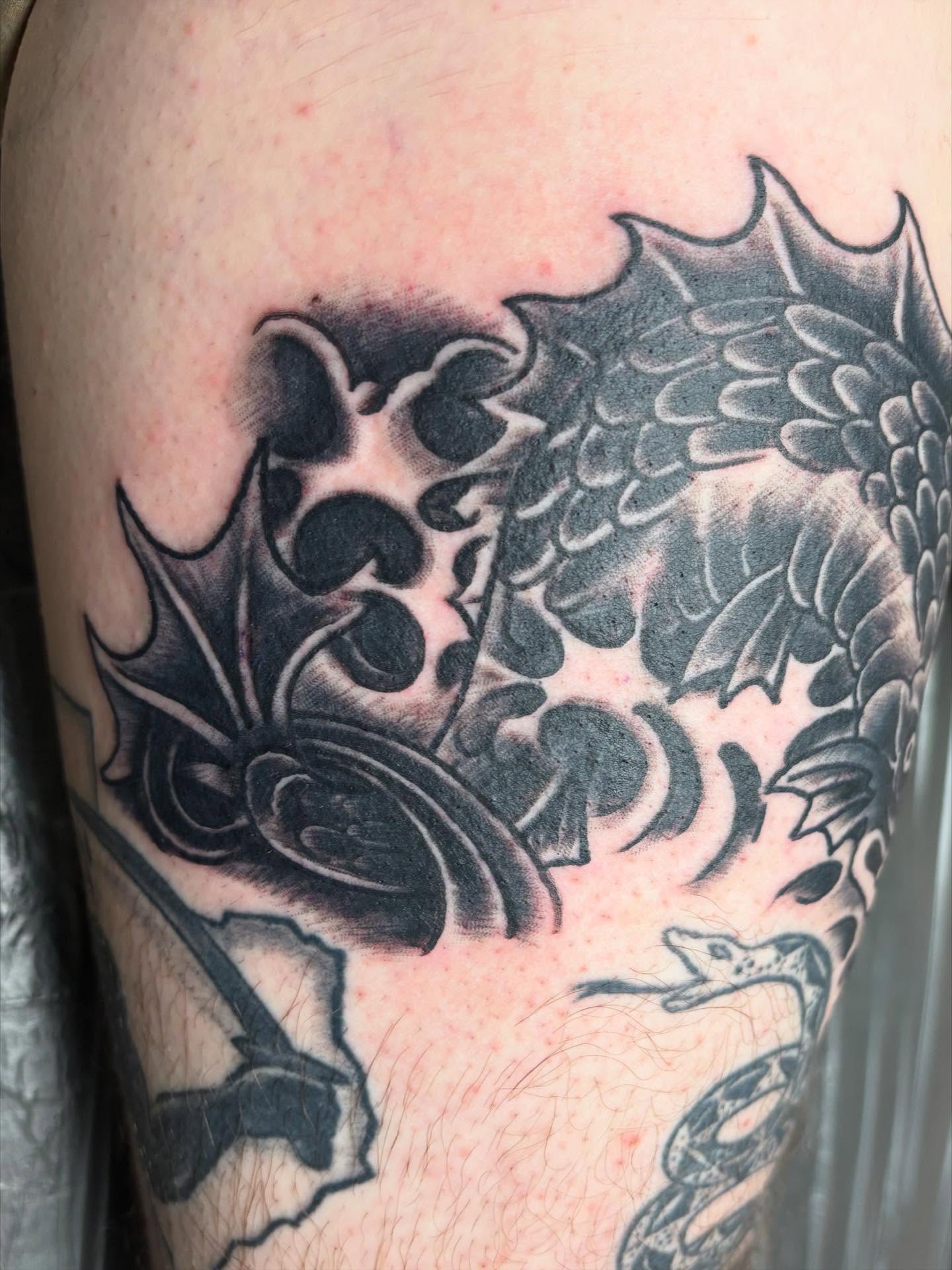Koi fish black and grey tattoo on the thigh by Oscar Cuéllar (Kue-Yar)