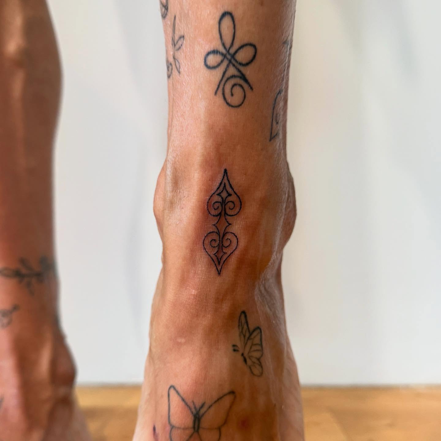 Heart geometric tattoo on the calf by Kirsten
