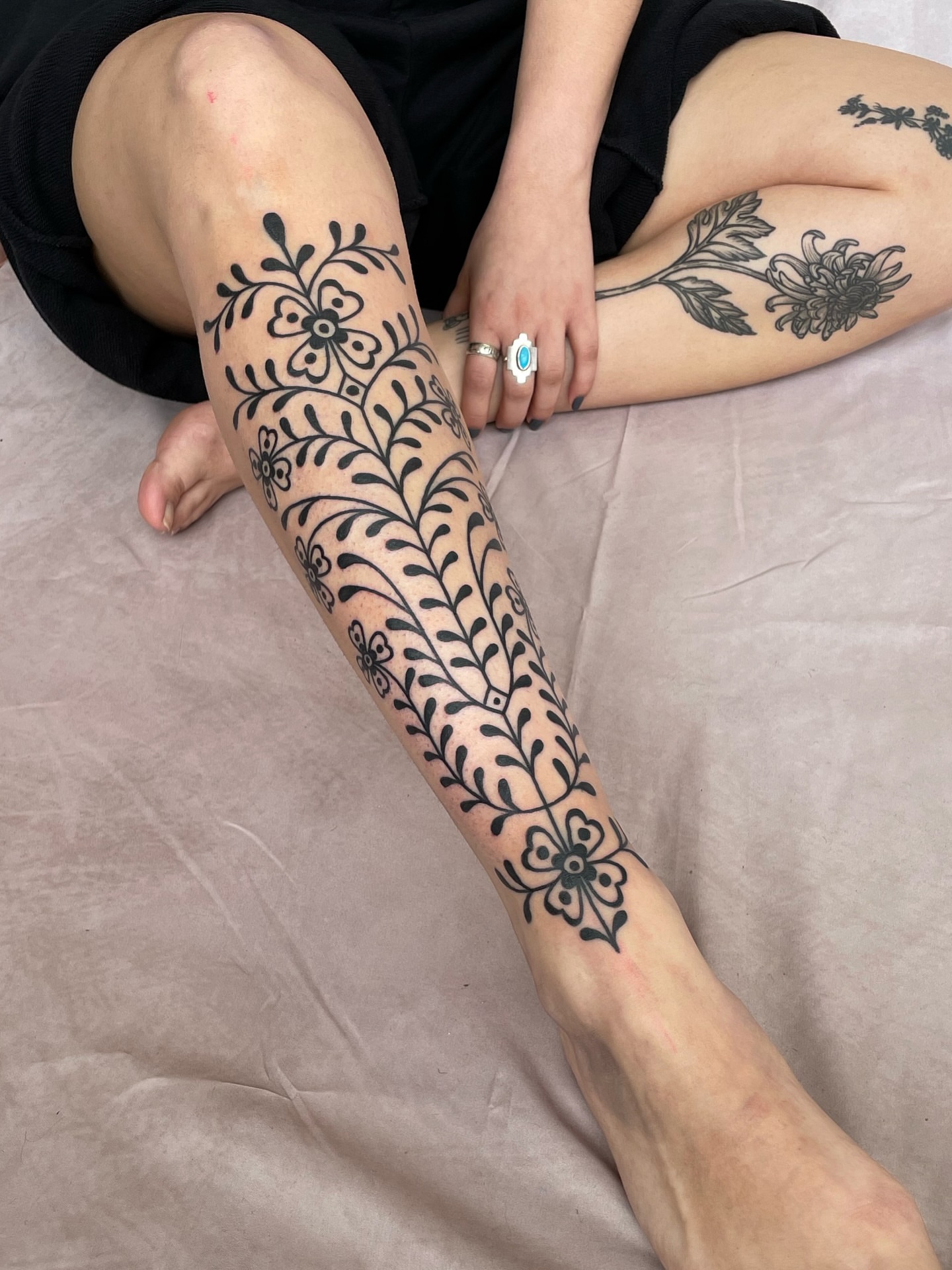 Floral pattern black and grey tattoo on the leg by เผ เผถ ๐ฐ๐๐๐๐๐๐ เผถ ๐๐๐ถ เผถ เผ