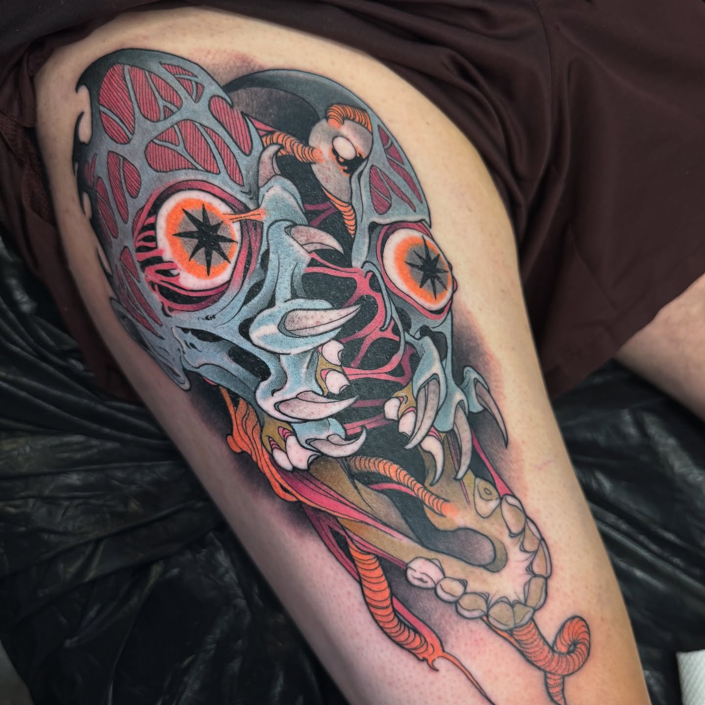 Skull dark realism tattoo on the thigh by Emmanuel Mendoza