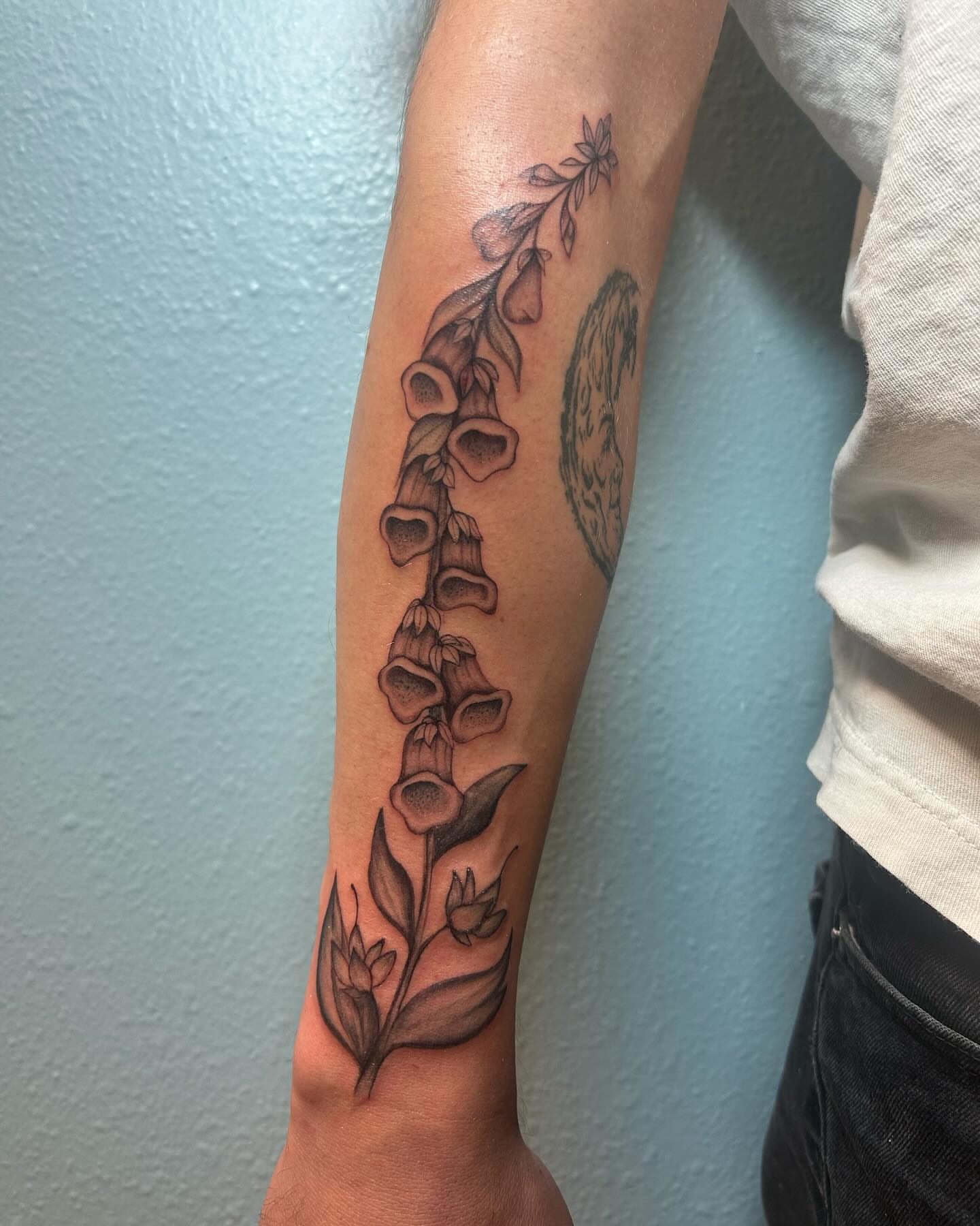 Tattoo by @chaotic__fern β black_and_grey