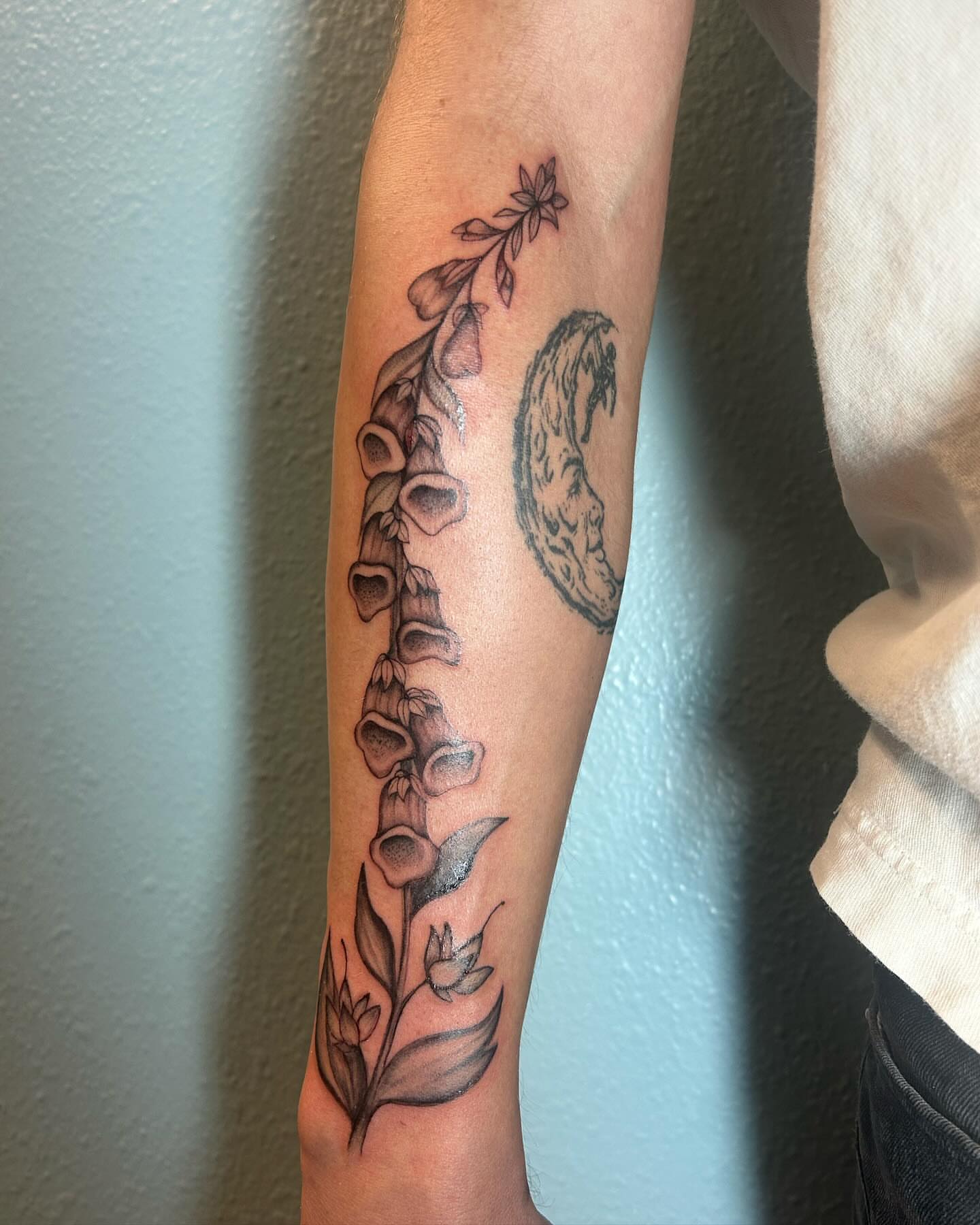 Tattoo by @chaotic__fern β black_and_grey
