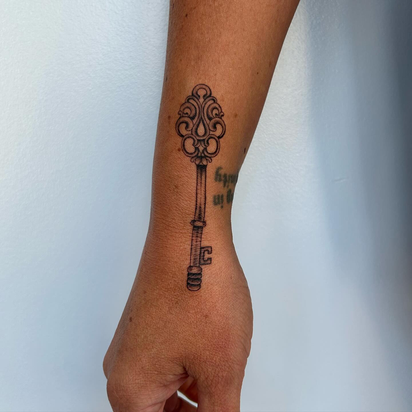 Tattoo by @chaotic__fern β black_and_grey