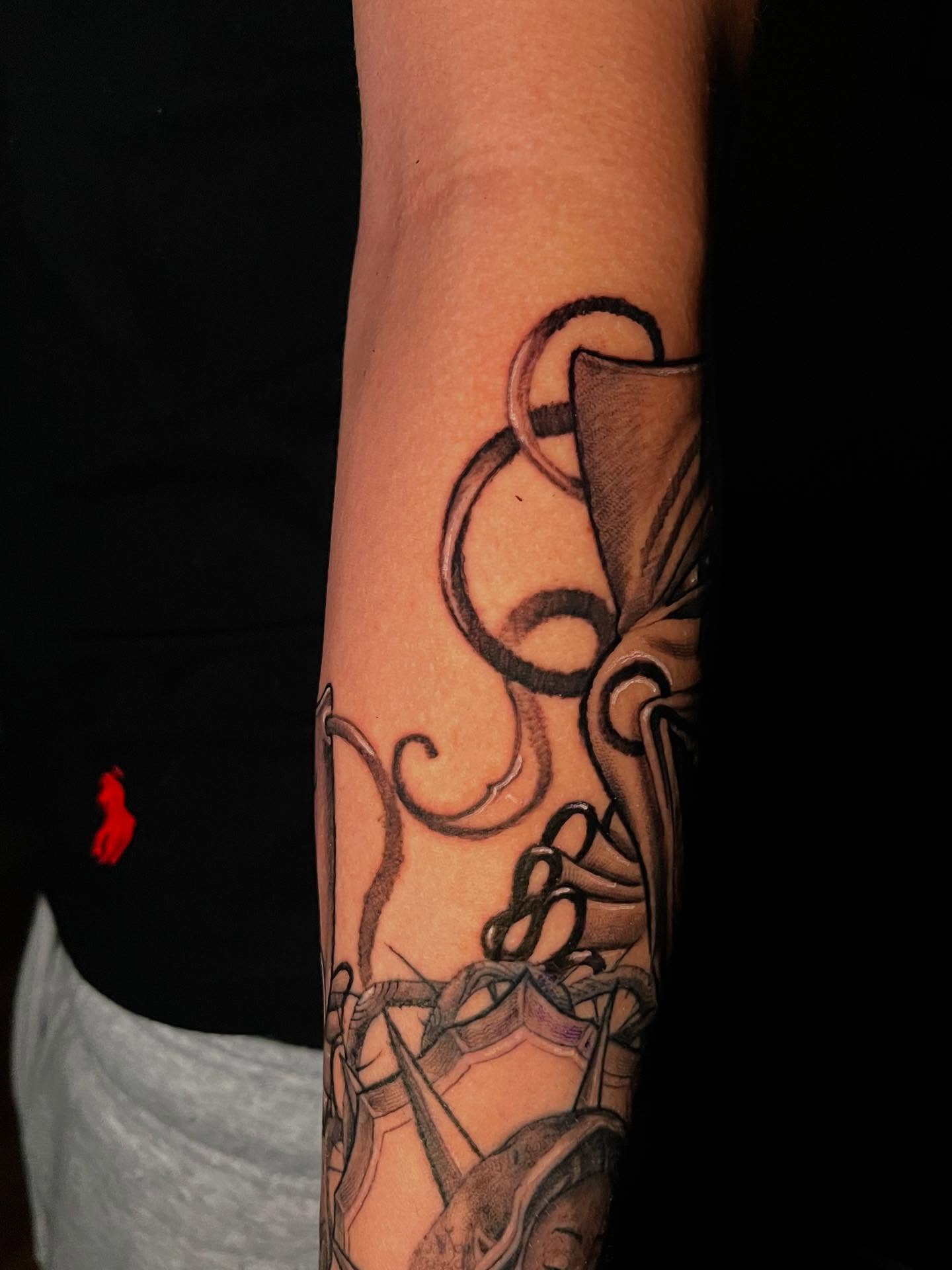Tattoo by @art_gus_00 — black_and_grey, geometric