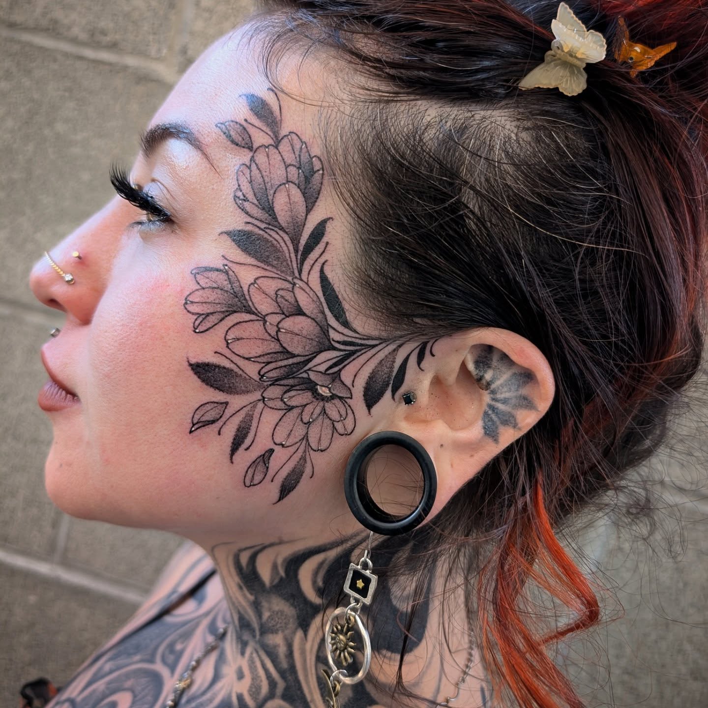 Floral black and grey tattoo on the neck by 𝑹𝒆𝒚𝒎𝒂𝒓𝒄 𝑫𝒂𝒚𝒂𝒖𝒐𝒏