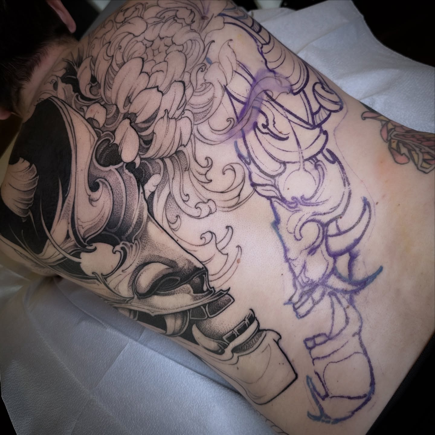 Skull and floral dotwork tattoo on the back by 👻✦ 🅐🅤🅢🅣🅘🅝🅧🅙🅞🅝🅔🅢 ✦👻