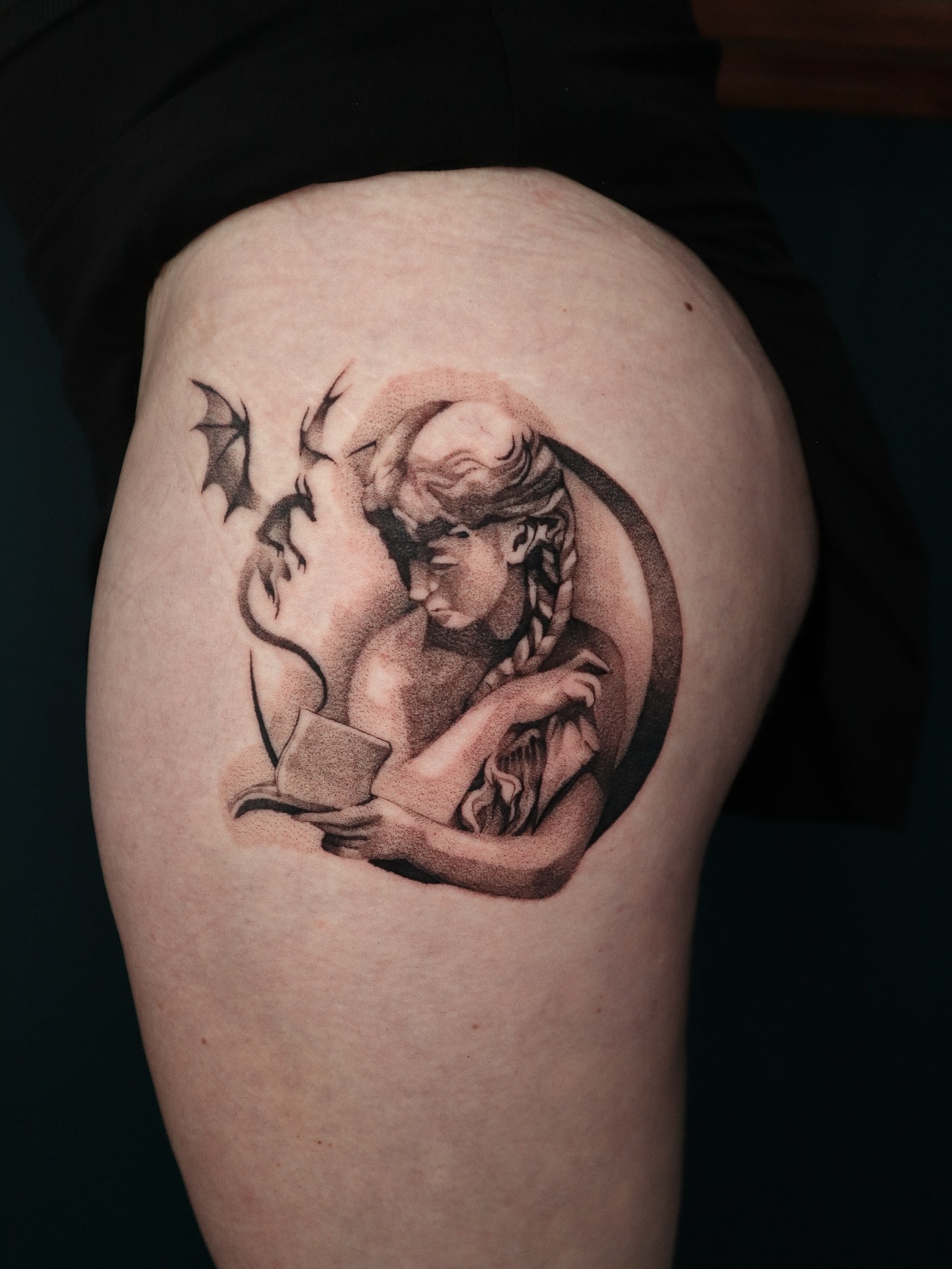 Angel reading realism tattoo on the thigh by 𝕮𝖔𝖓𝖓𝖔𝖗 ☾  ~ TATTOO ARTIST