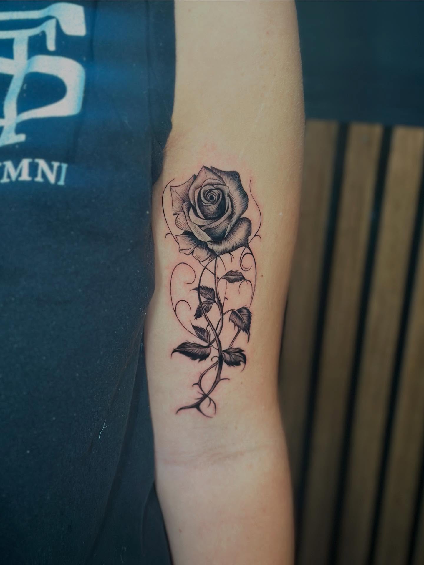 Rose black and grey tattoo on the forearm by Felipe Pacifico