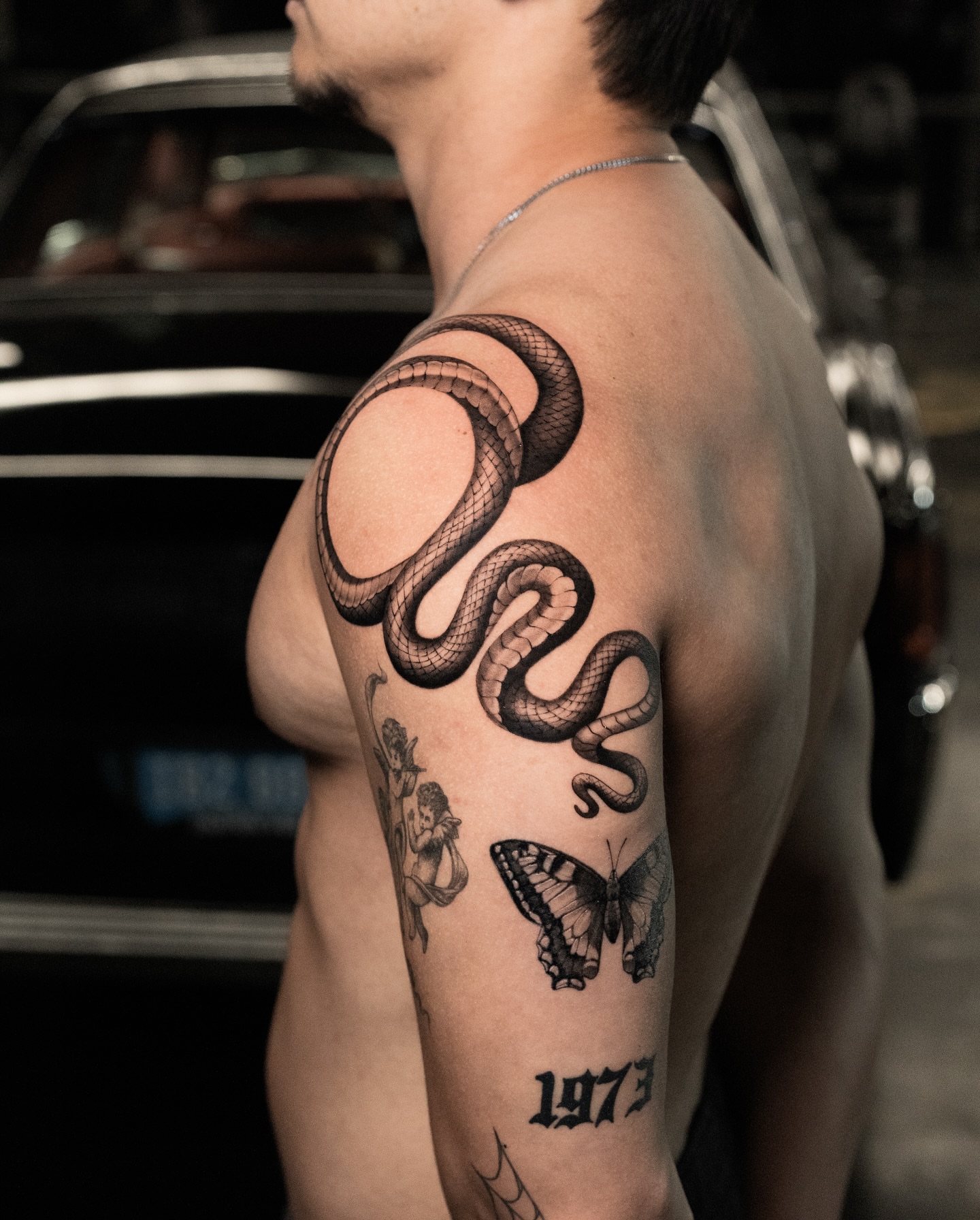 Snake realism tattoo on the upper arm by Mateo