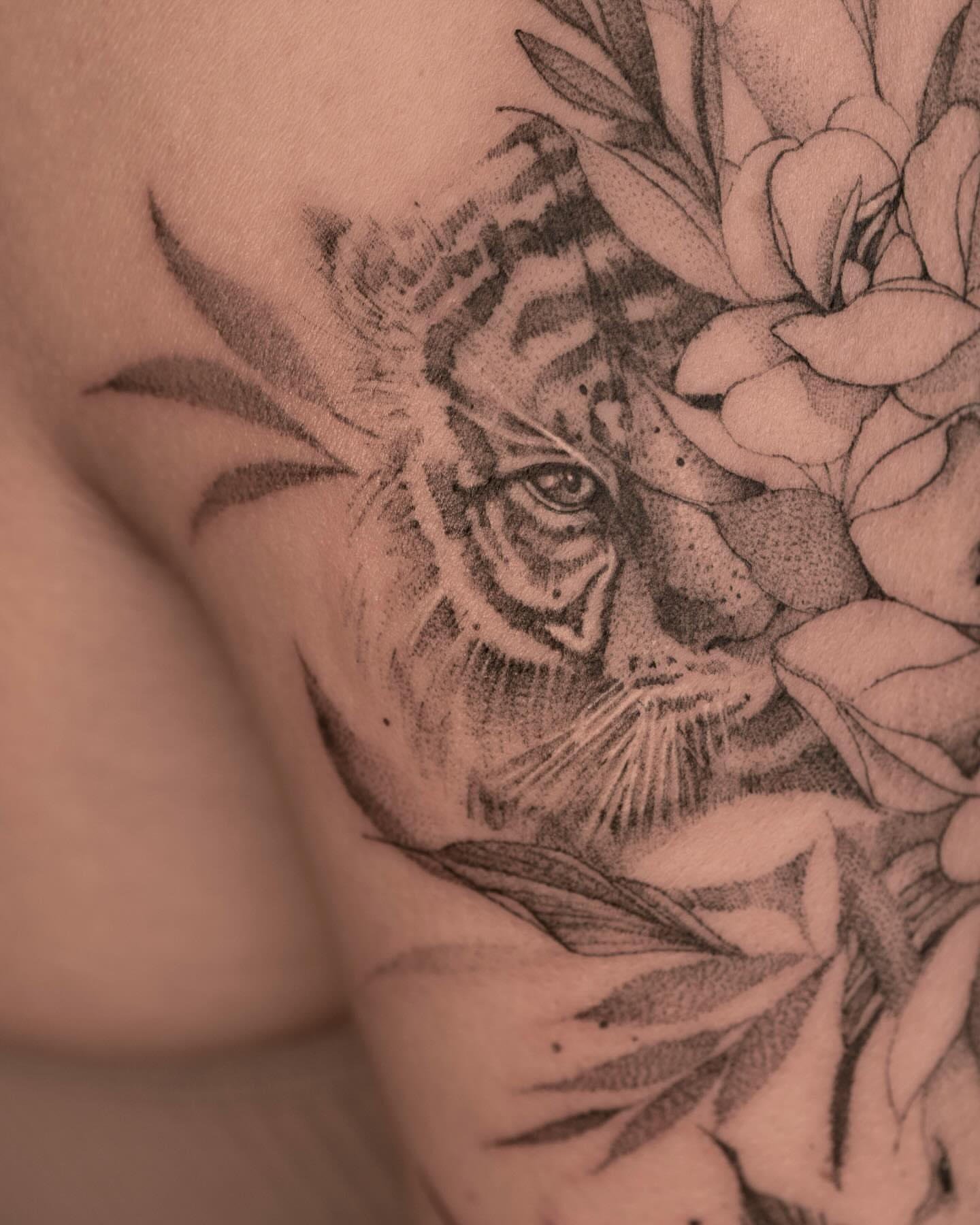 Tiger and flowers dotwork tattoo on the shoulder by Tattooist hea