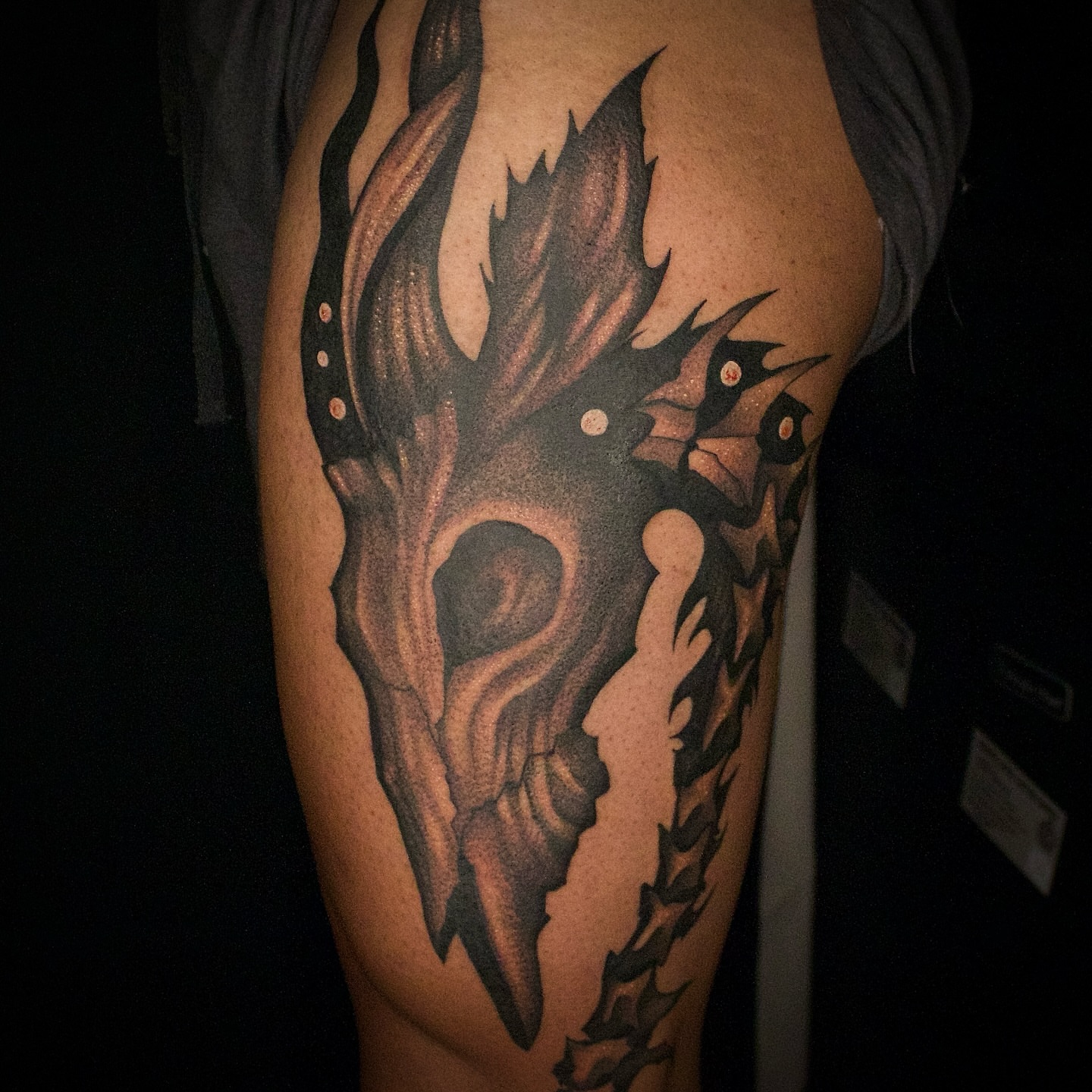 Skull realism tattoo on the thigh by Galen
