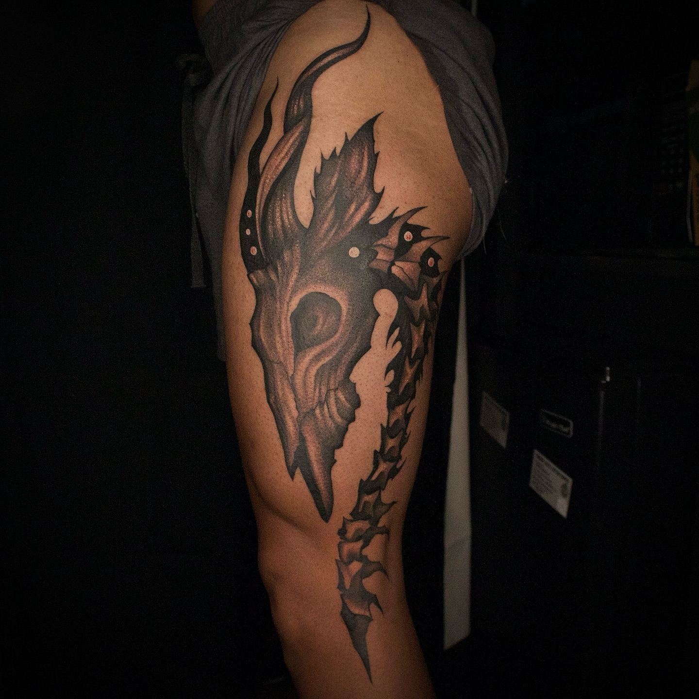 Skull realism tattoo on the upper arm by Galen