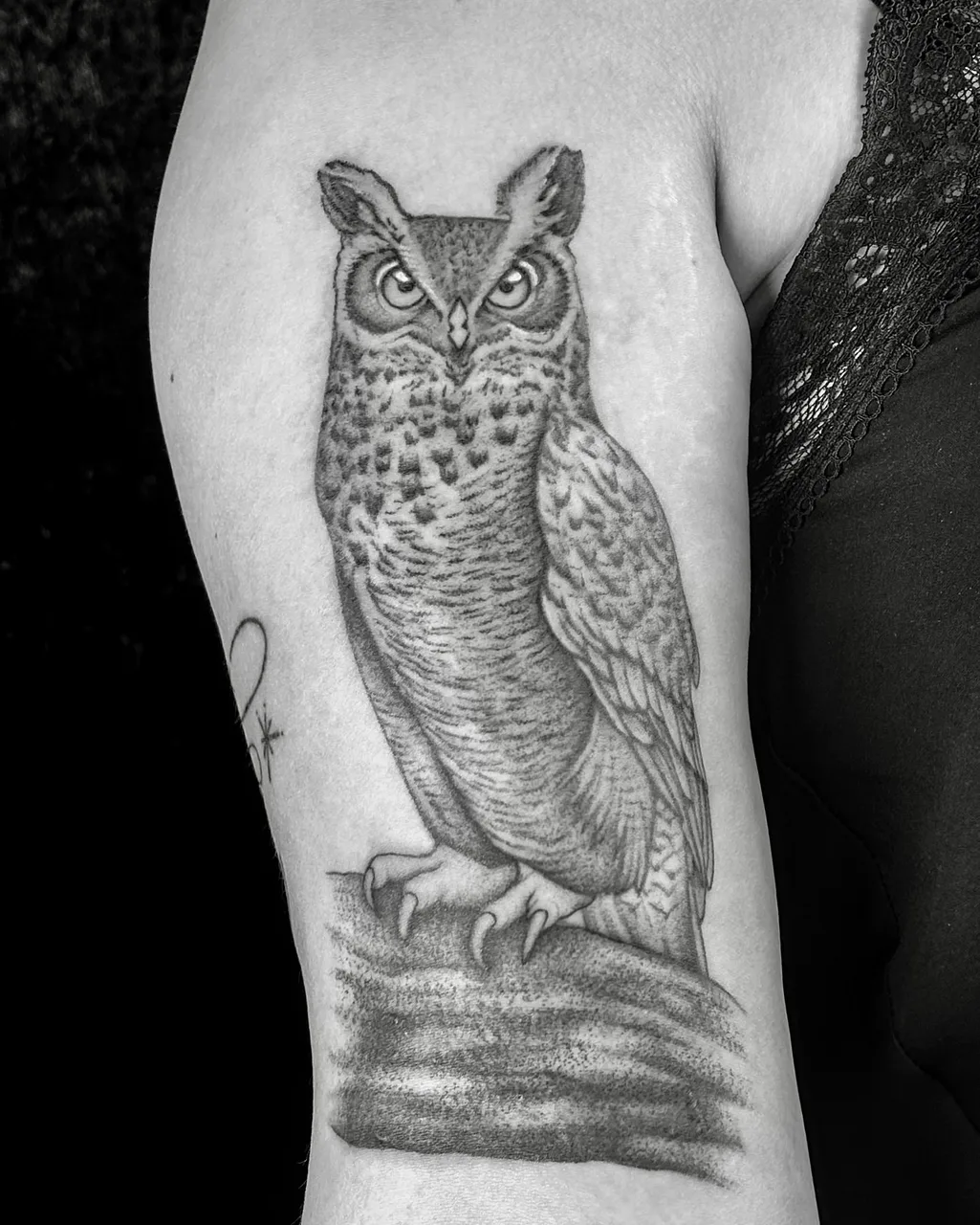 Owl realism tattoo on the thigh by Tattoo Artist