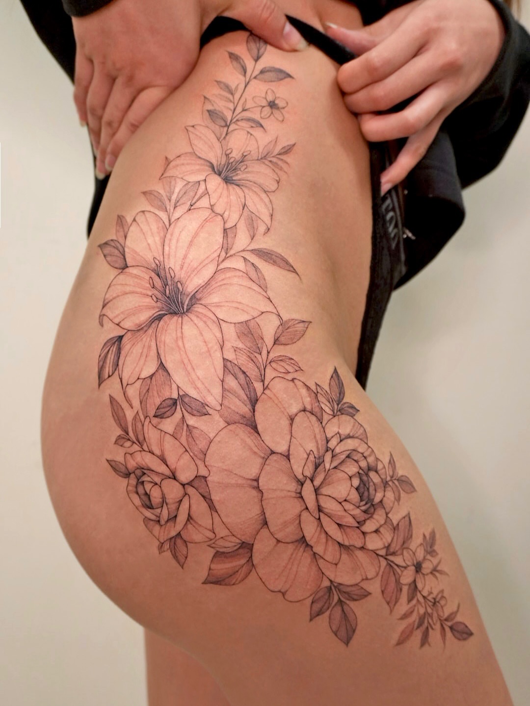 Floral bouquet black and grey tattoo on the thigh by Hyn[hin]