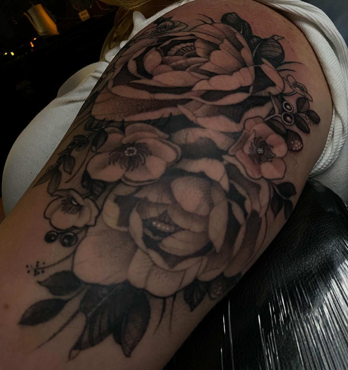 Floral bouquet realism tattoo on the upper arm by 𝔗𝔞𝔶𝔩𝔬𝔯 𝔈𝔩𝔦𝔷𝔞𝔟𝔢𝔱𝔥, Tulsa, Oklahoma