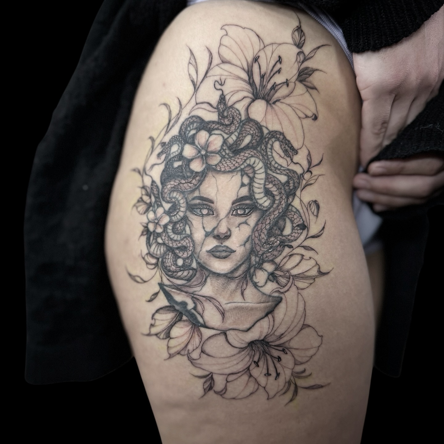Woman with snakes and flowers realism tattoo on the thigh by π² ππ² ππΎππ·π± - π« ππ»πͺπ°πΈπ·πΌ π², San Jose, California