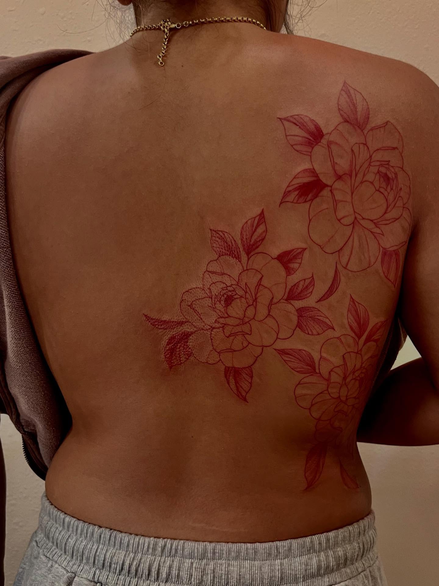 Flowers fine line tattoo on the back by Kite.Tattoo_Amber
