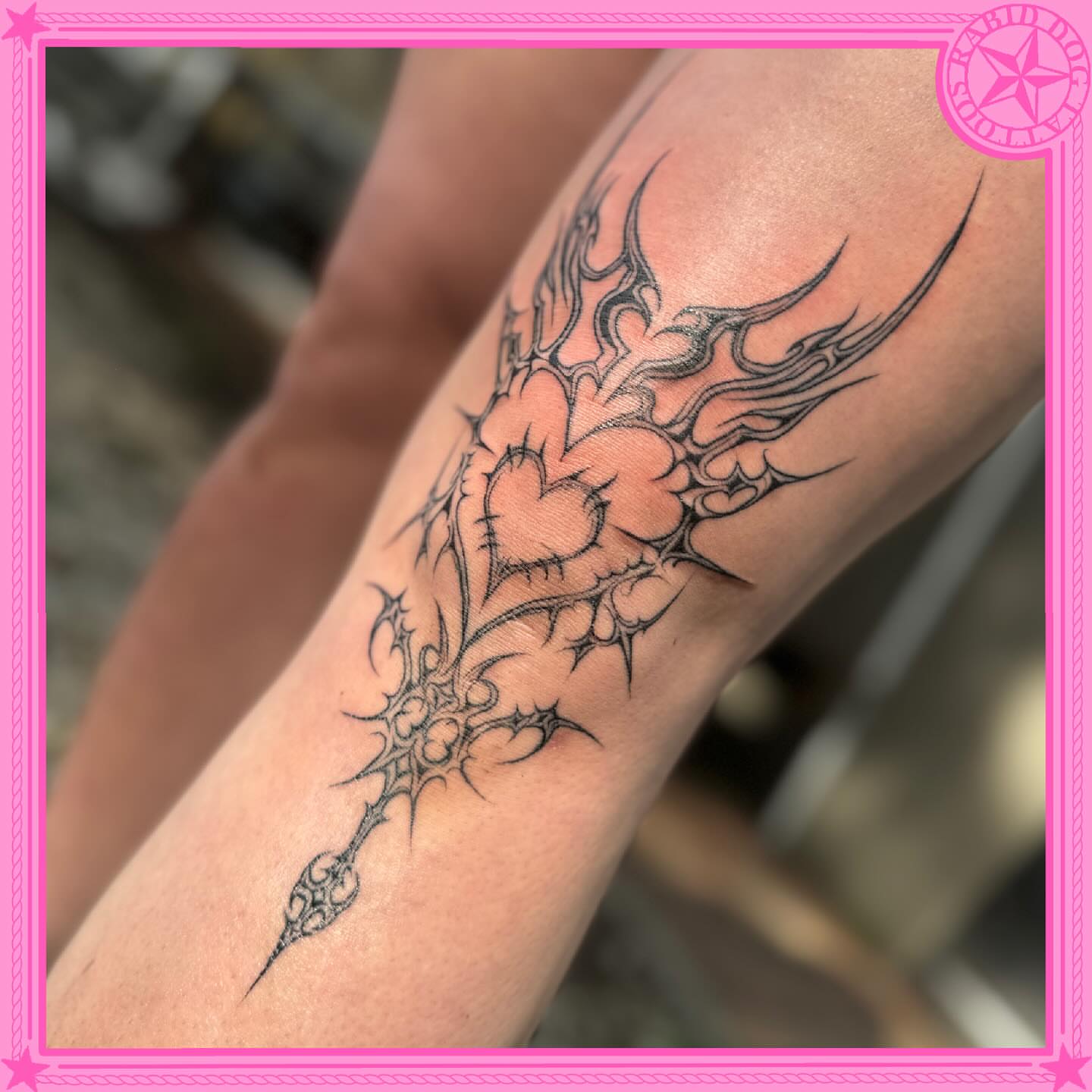 Heart with thorns black and grey tattoo on the forearm by 𝕷𝖊𝖝𝖎 𝕽𝖚𝖓𝖞𝖔𝖓