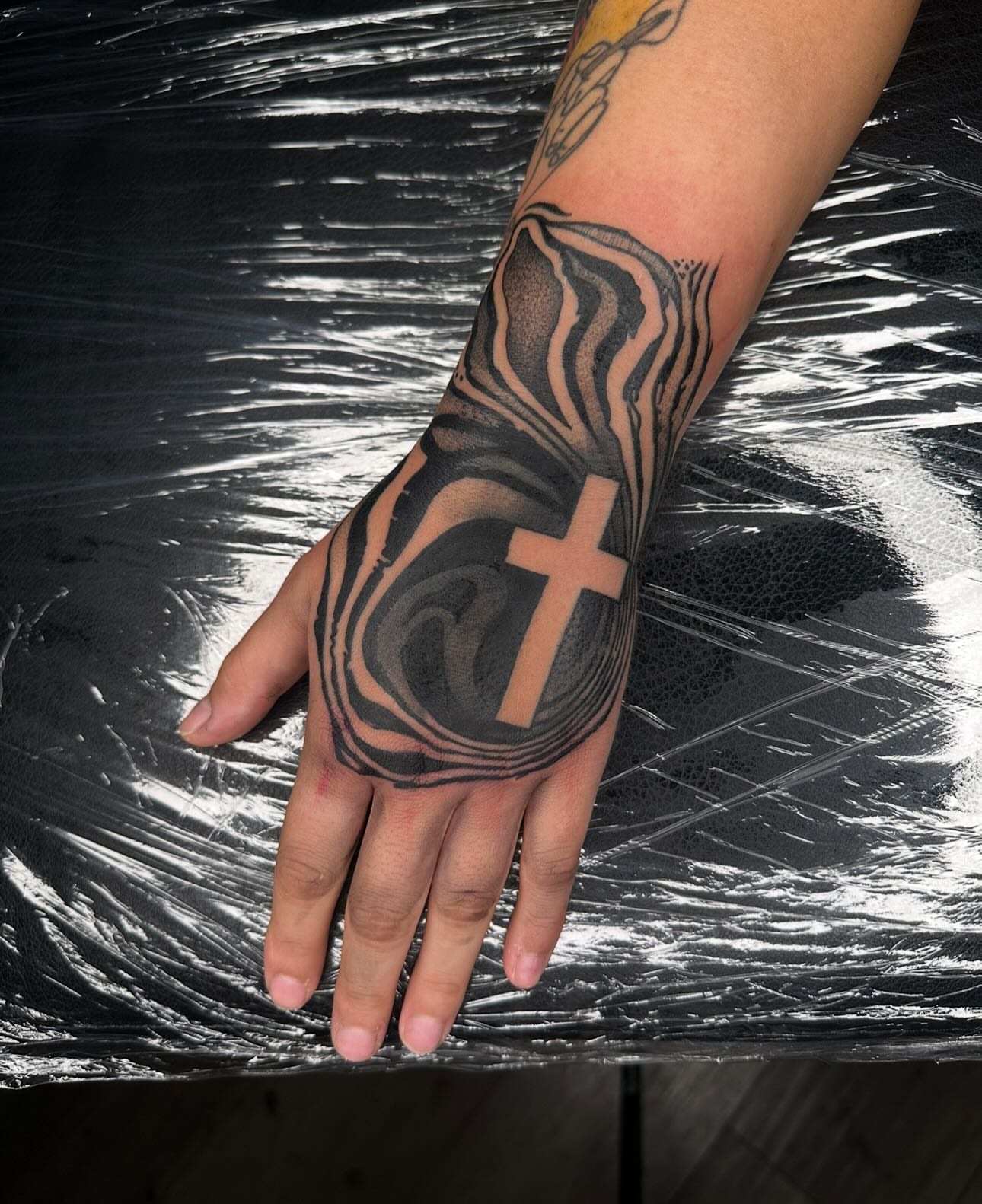 Cross black and grey tattoo on the hand by Kieran Gorse (Mihalovits) 🏴󠁧󠁢󠁷󠁬󠁳󠁿 🇺🇸