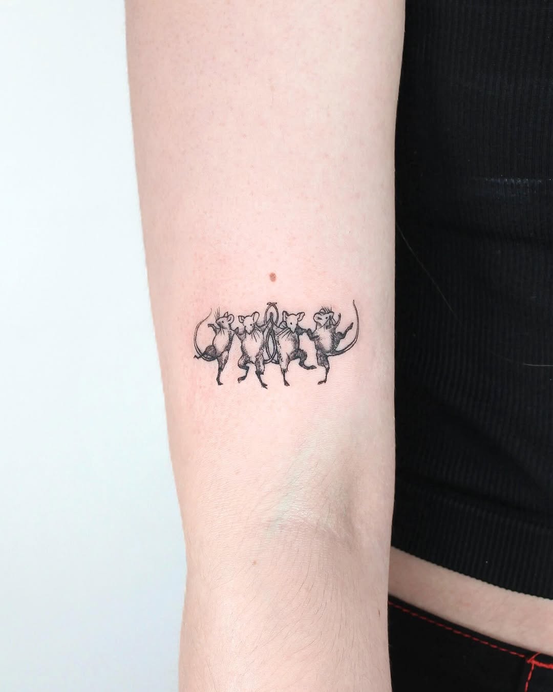Tattoo by @tatmostat — fine_line, illustrative
