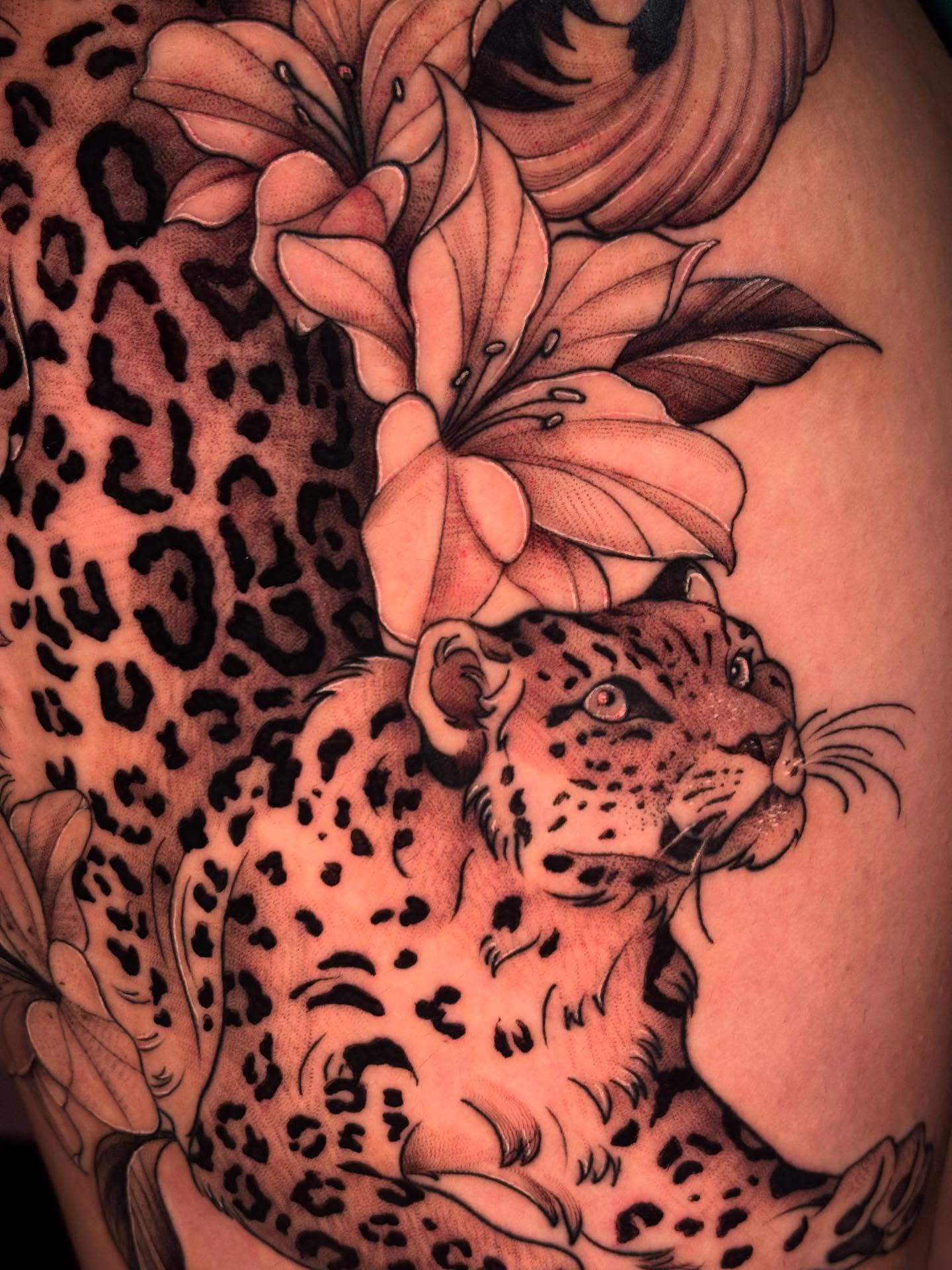 Leopard and flowers black and grey tattoo on the shoulder by ★𝔗𝔞𝔱𝔱𝔬𝔬𝔰 𝔟𝔶 𝔗𝔢𝔞𝔙𝔞𝔫𝔊𝔬𝔤𝔥 ★