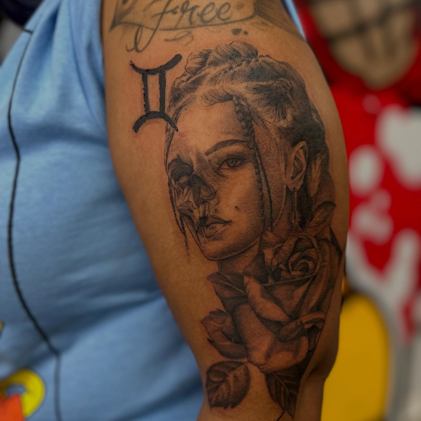 Woman with roses realism tattoo on the shoulder by Antonio