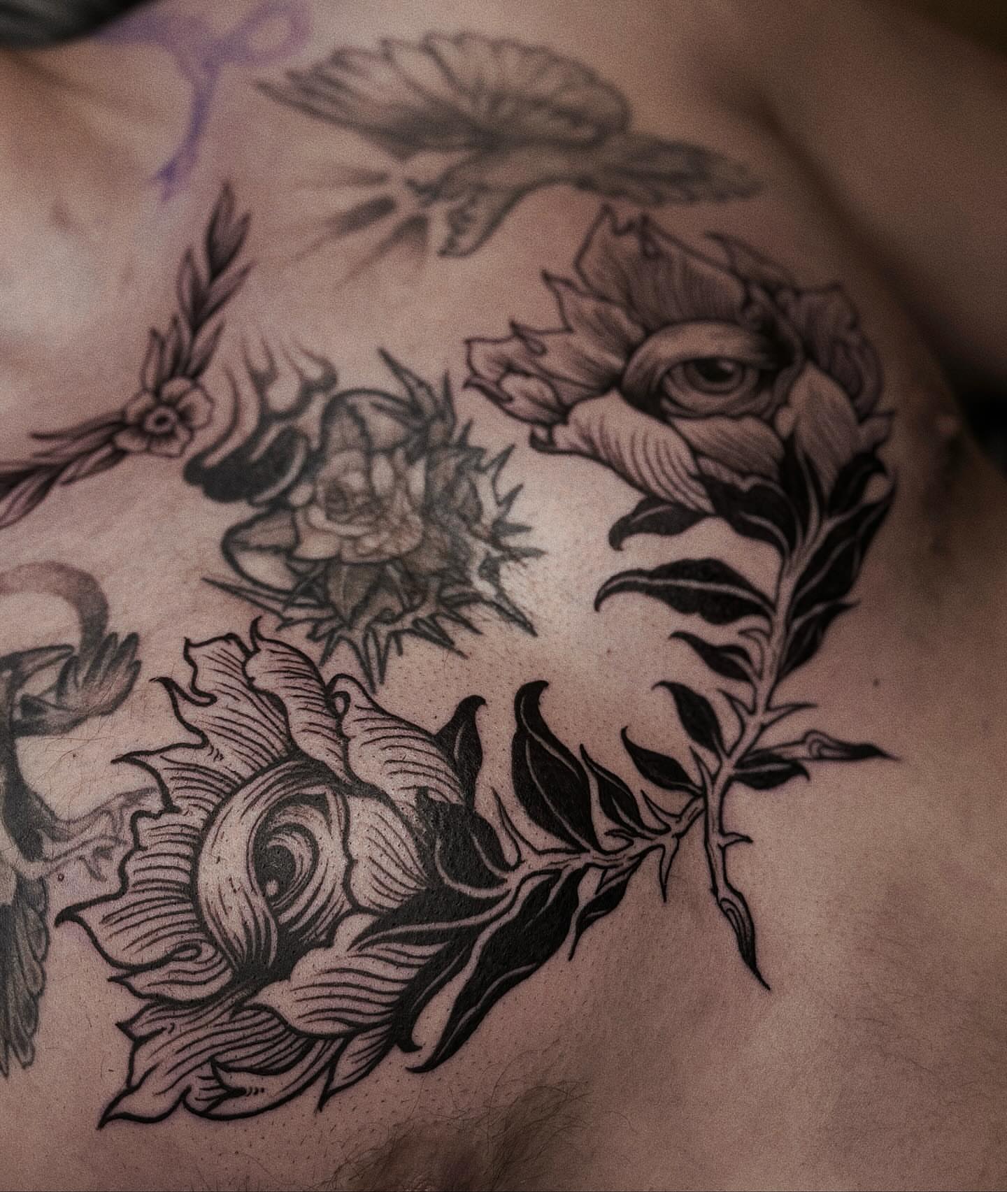 Floral arrangement realism tattoo on the chest by ๐๐ช๐ฒ๐ต๐ฎ๐ ๐๐ช๐ฎ๐ฝ๐