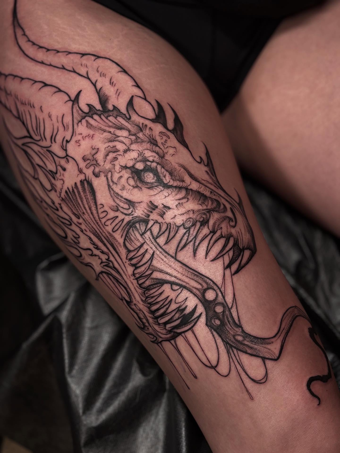 Dragon black and grey tattoo on the thigh by ๐๐ช๐ฒ๐ต๐ฎ๐ ๐๐ช๐ฎ๐ฝ๐