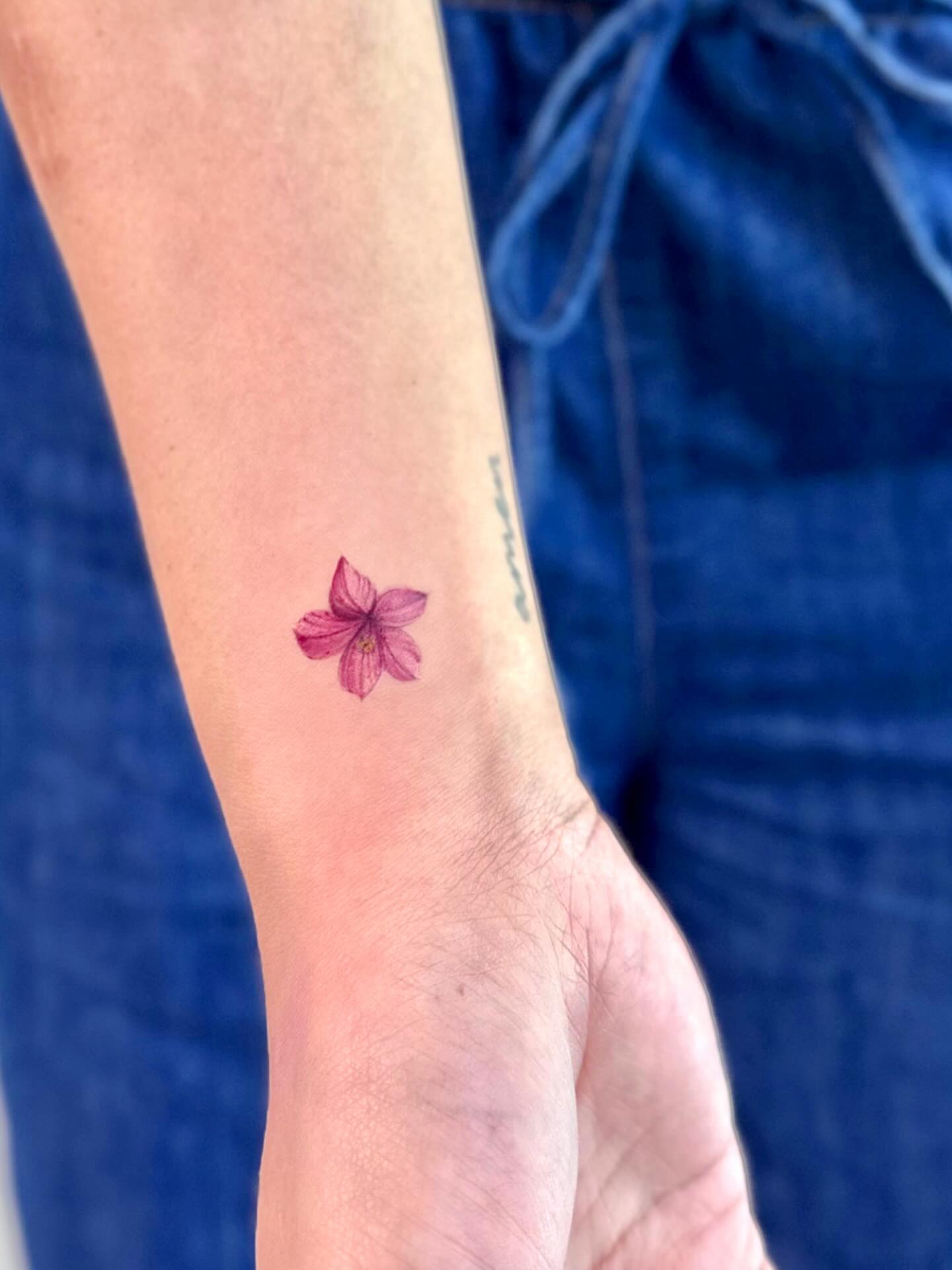 Flower realism tattoo on the forearm by Thin line and color TATTOO.