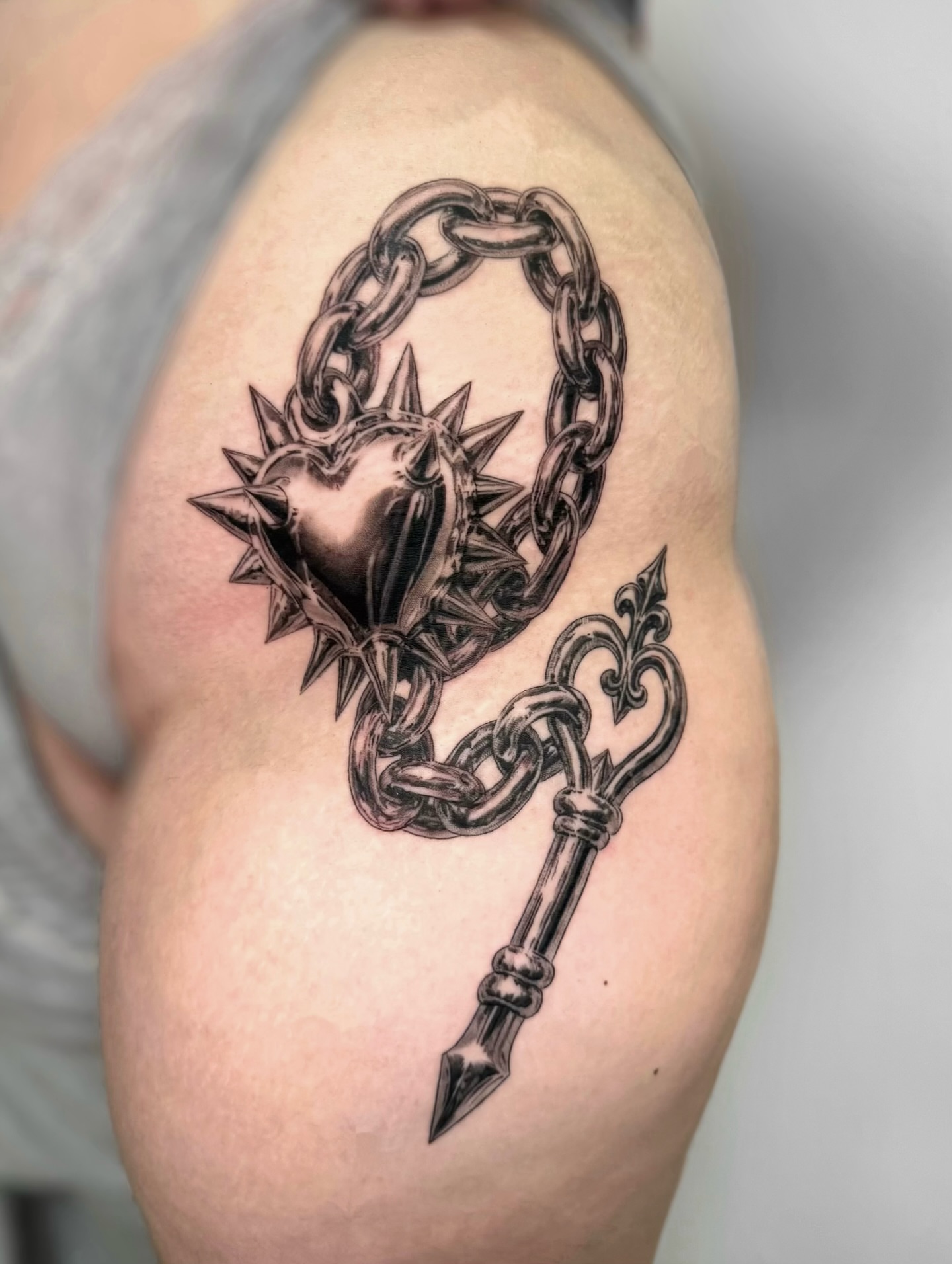 Heart and chain geometric tattoo on the shoulder by Oxana