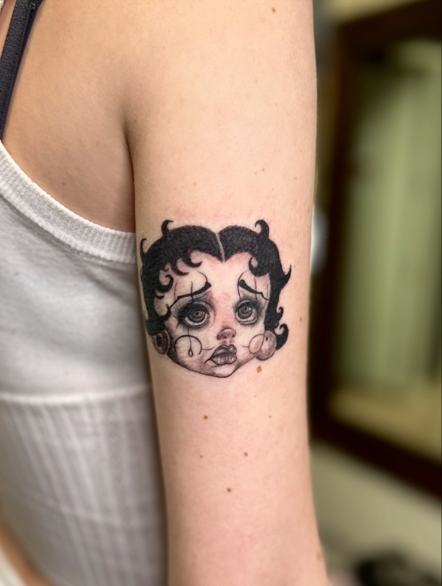 Tattoo by @roxotattoos — black_and_grey